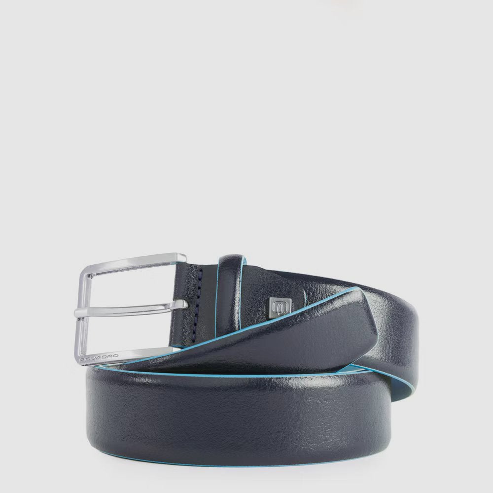 - Buckle closure. - Width: 3 cm.  PIQUADRO Blue
