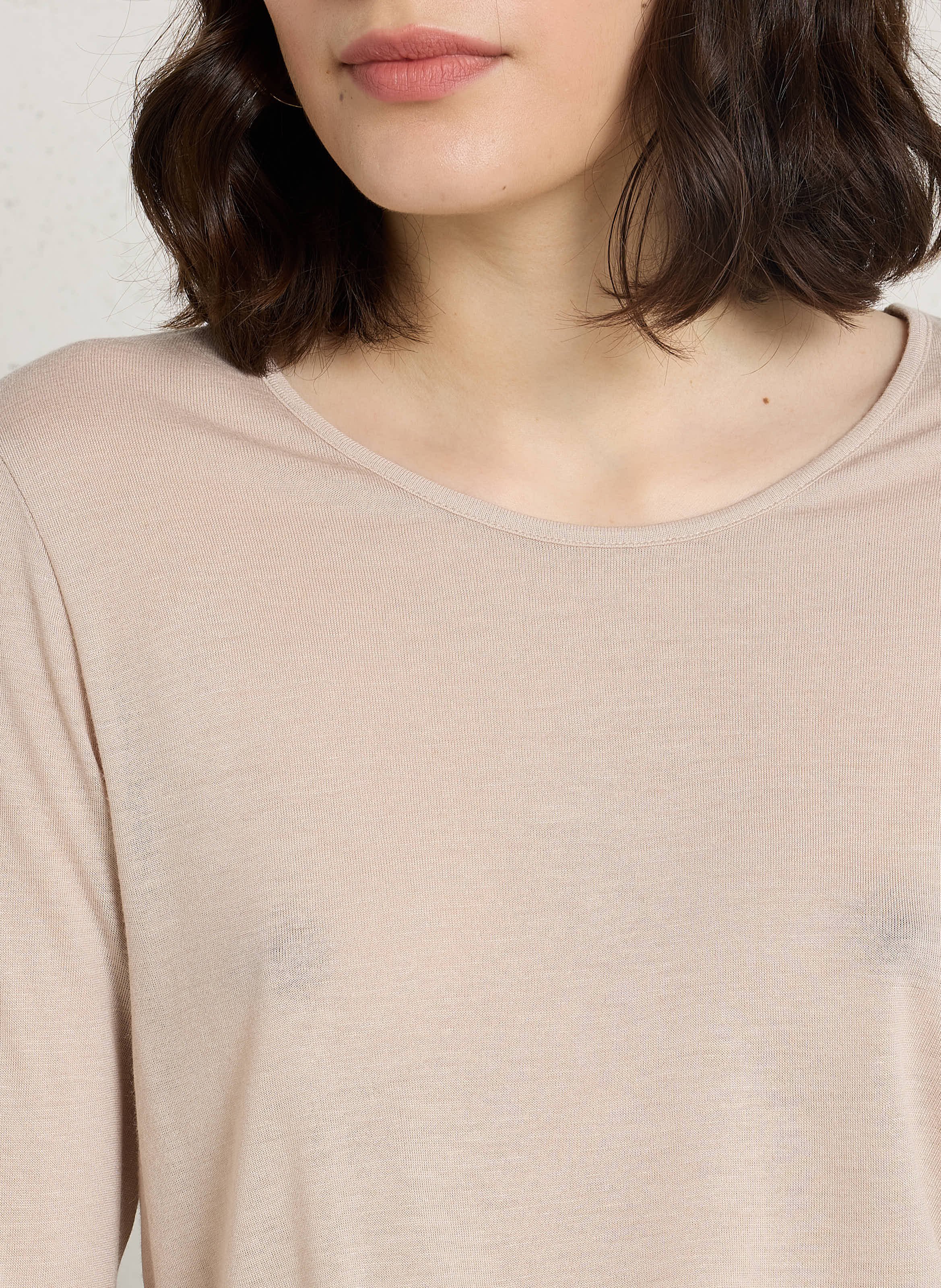 Gerader fließender Langarm-T-Shirt. SUD EXPRESS Beige