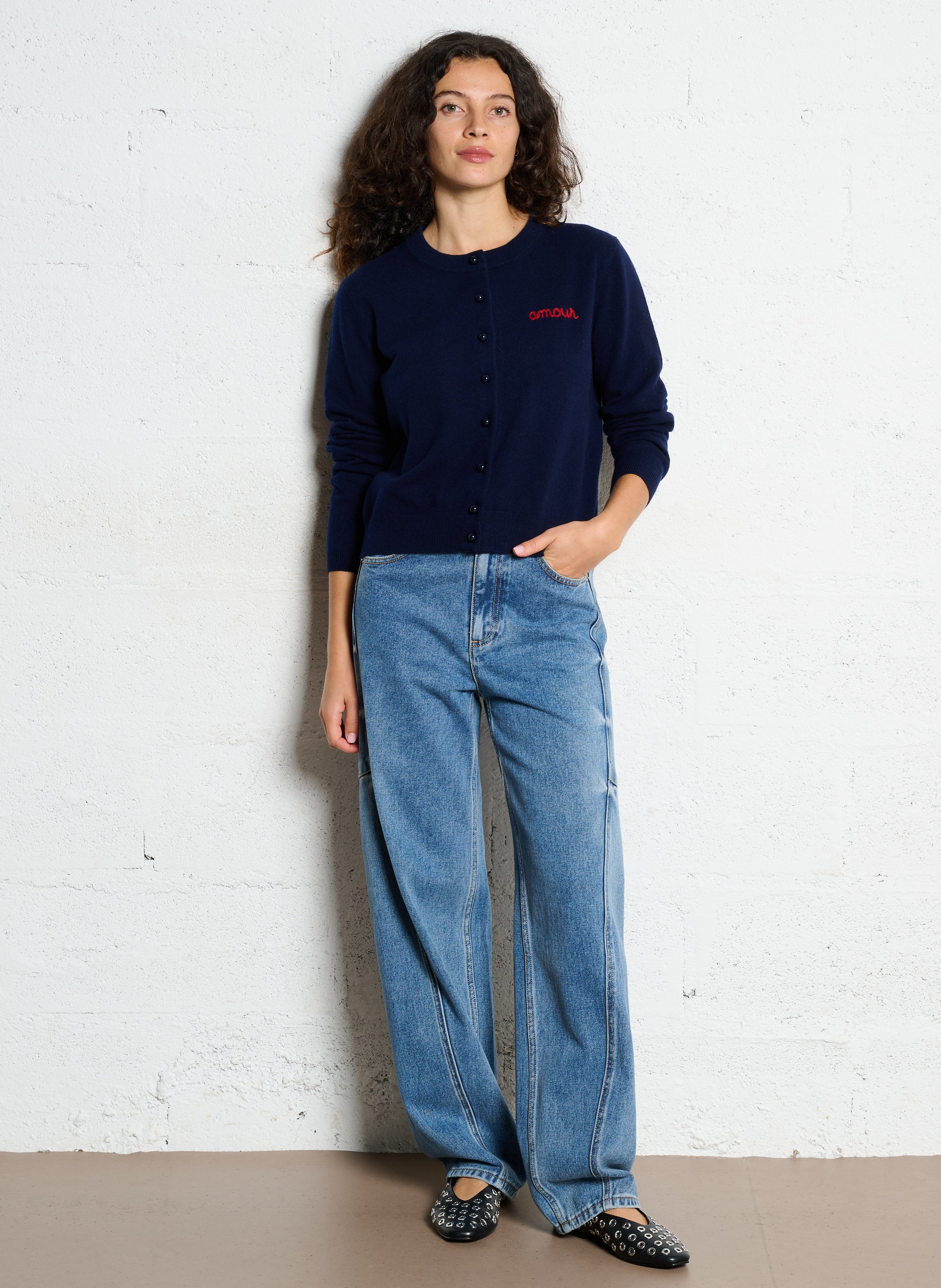 Gerader Strickweste mit Rundhalsausschnitt und Merinowolle-Stickerei BERENICE Blau