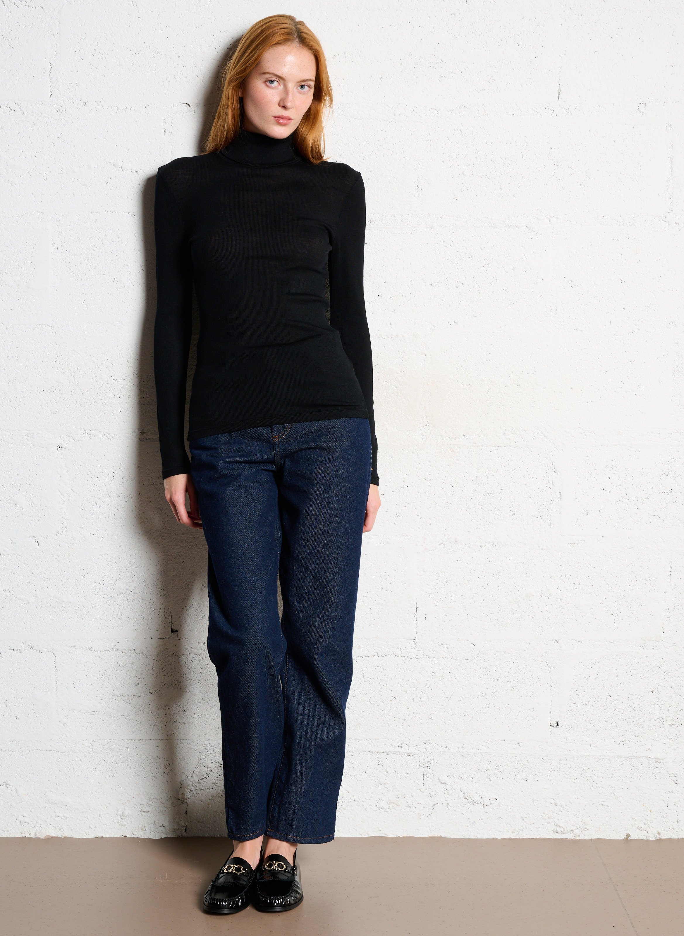 Pull moulant col roulé en laine et soie Noir