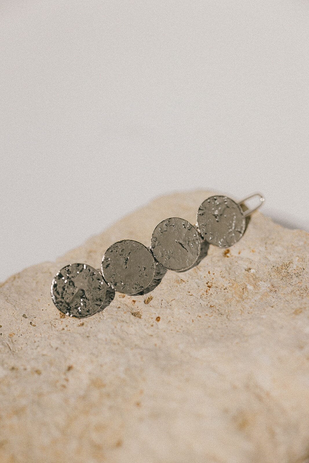 Mini hammered silver plated round hair clip MONSIEUR SIMONE Silver