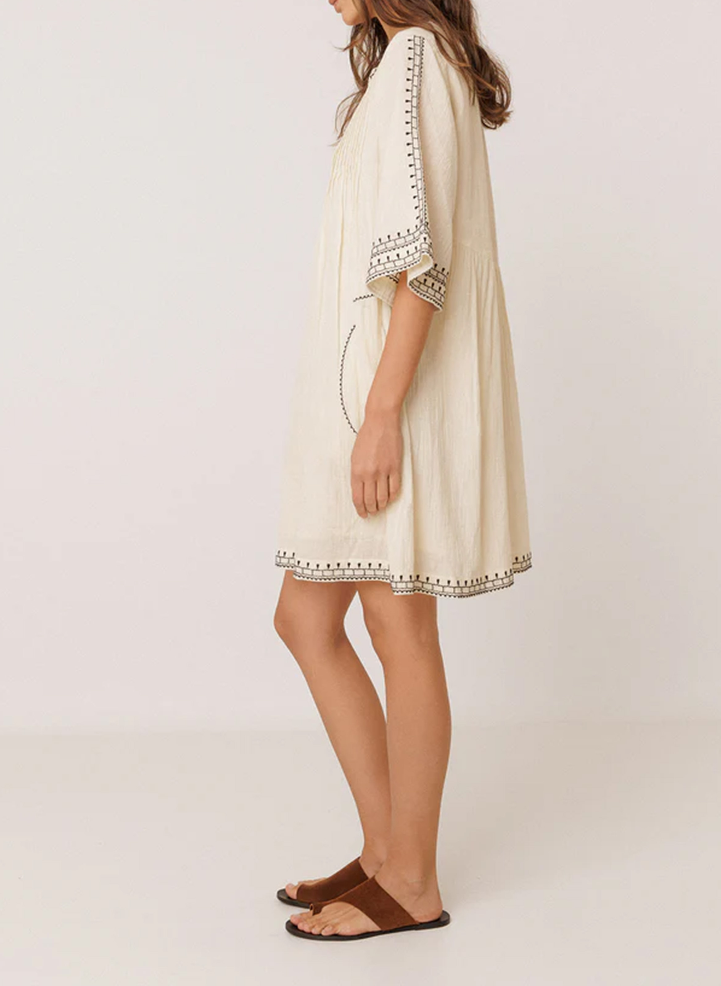 Short loose-fitting dress with embroidered detail INDI & COLD Beige