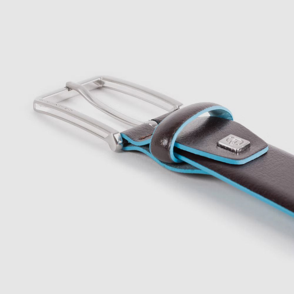 - Buckle closure. - Width: 3 cm.  PIQUADRO Blue