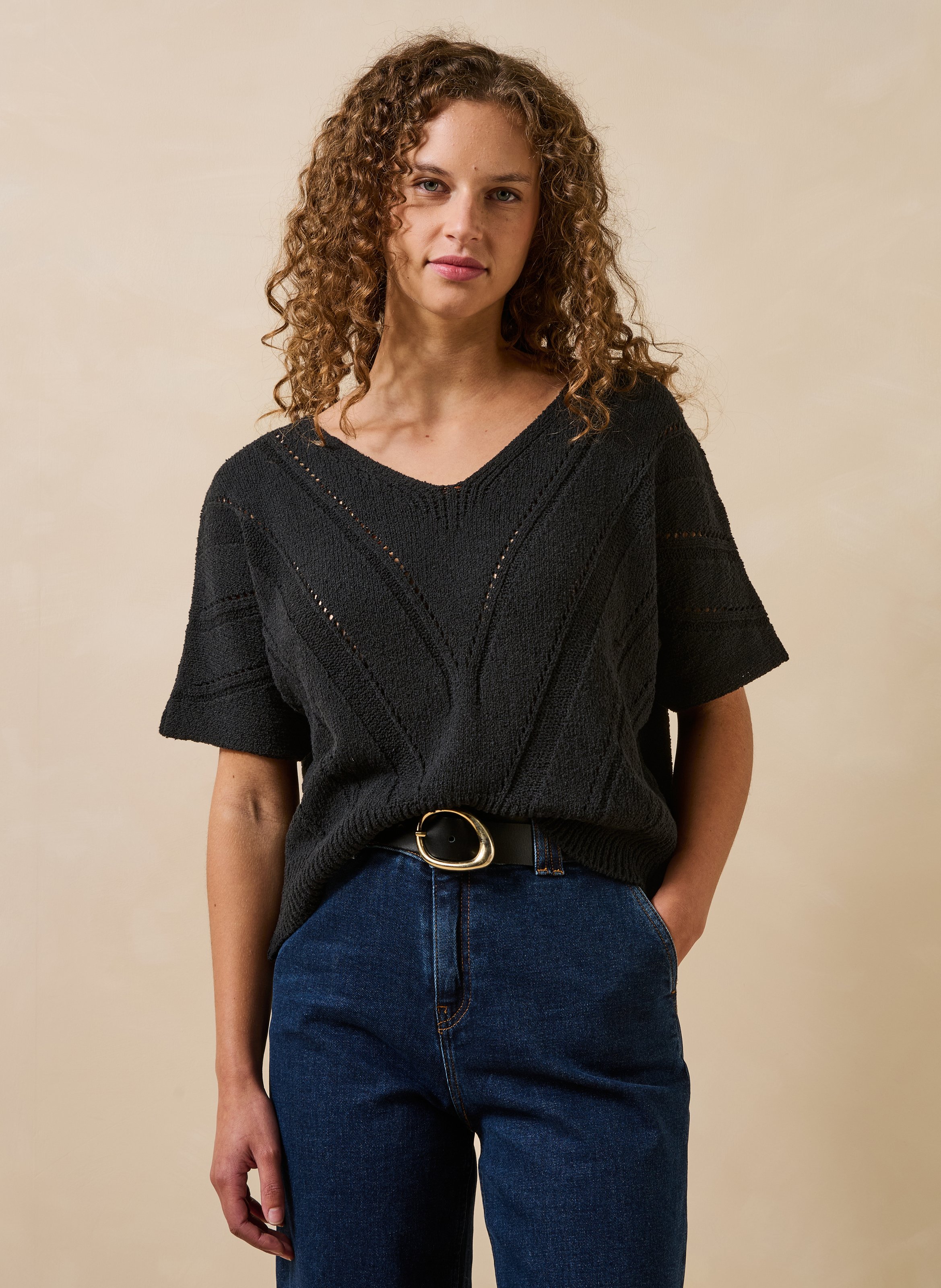 Oversize V-Ausschnitt Pullover aus recycelter Baumwollmischung. LA FEE MARABOUTEE Schwarz