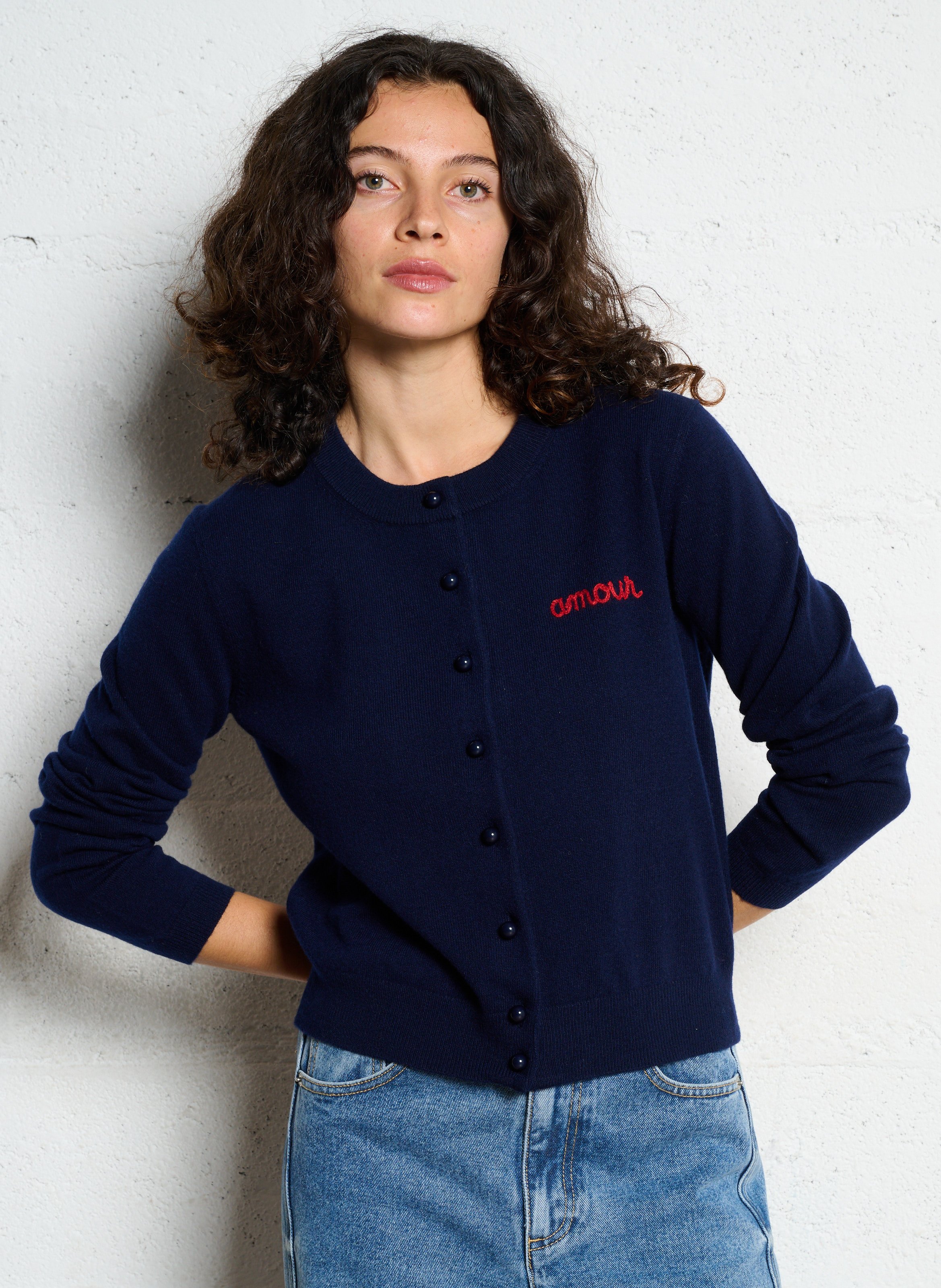 Gerader Strickweste mit Rundhalsausschnitt und Merinowolle-Stickerei BERENICE Blau