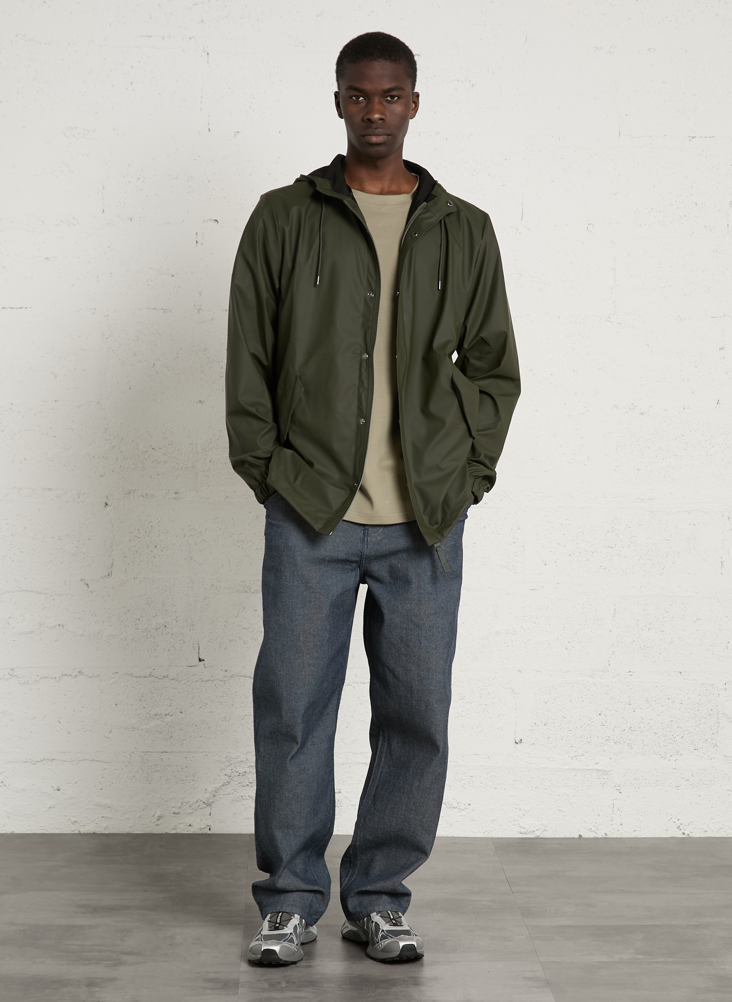 Getailleerde regenjas met opstaande kraag, rits en knopen RAINS Groen