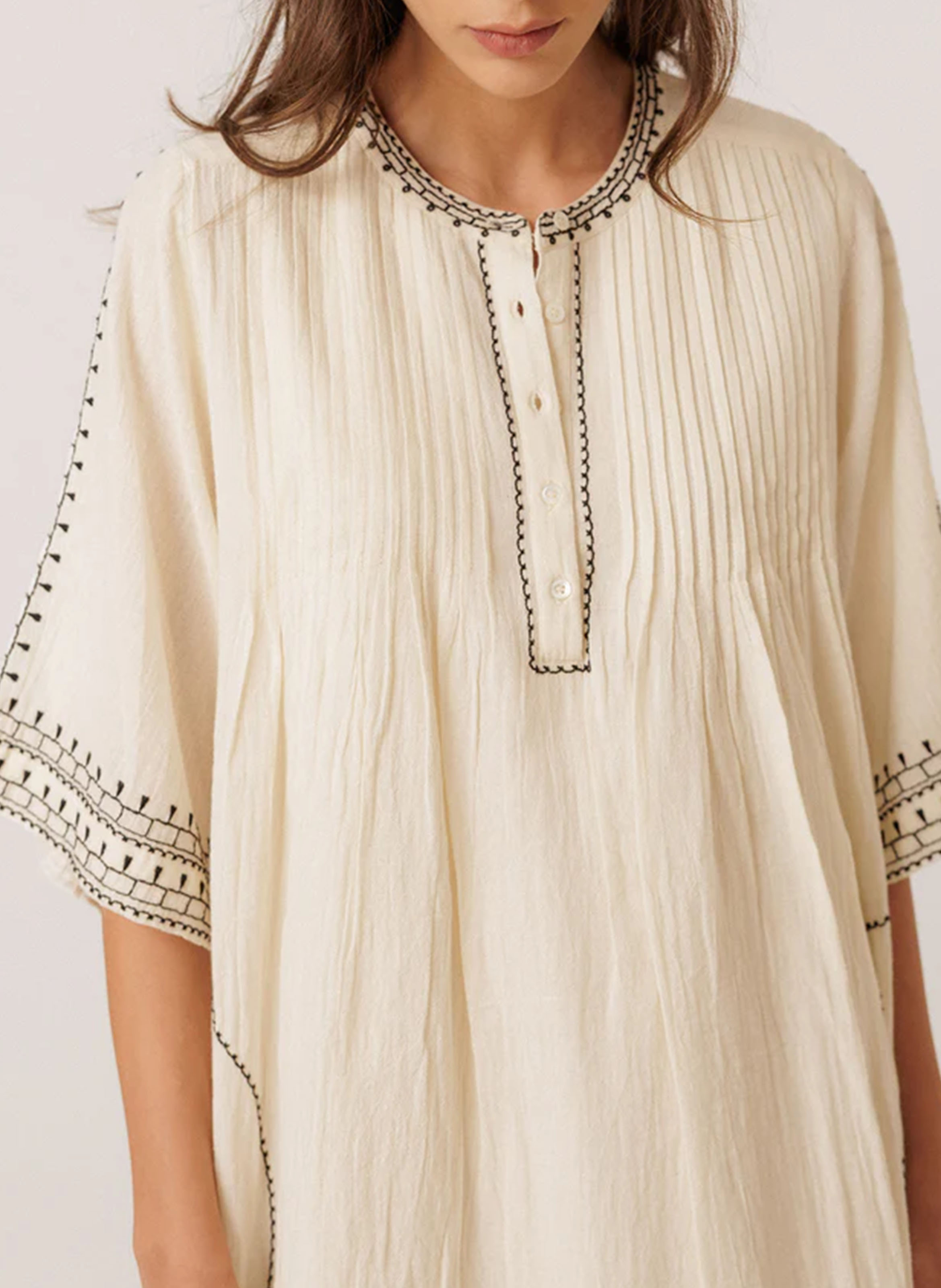 Short loose-fitting dress with embroidered detail INDI & COLD Beige