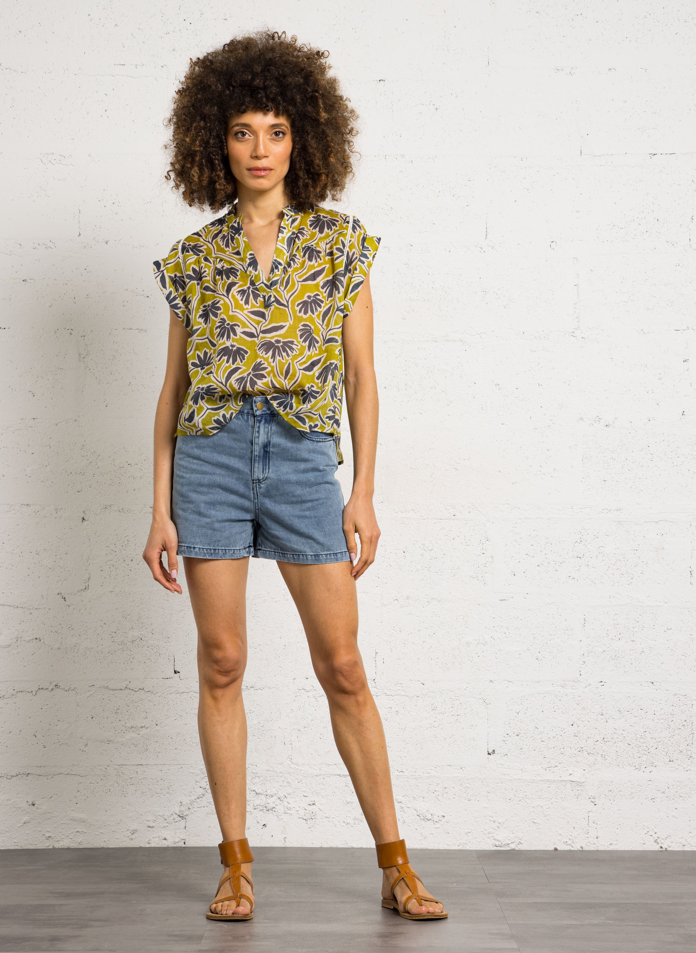 Kurzarm-Tunika mit Tunika-Kragen und Print THE KORNER Khaki