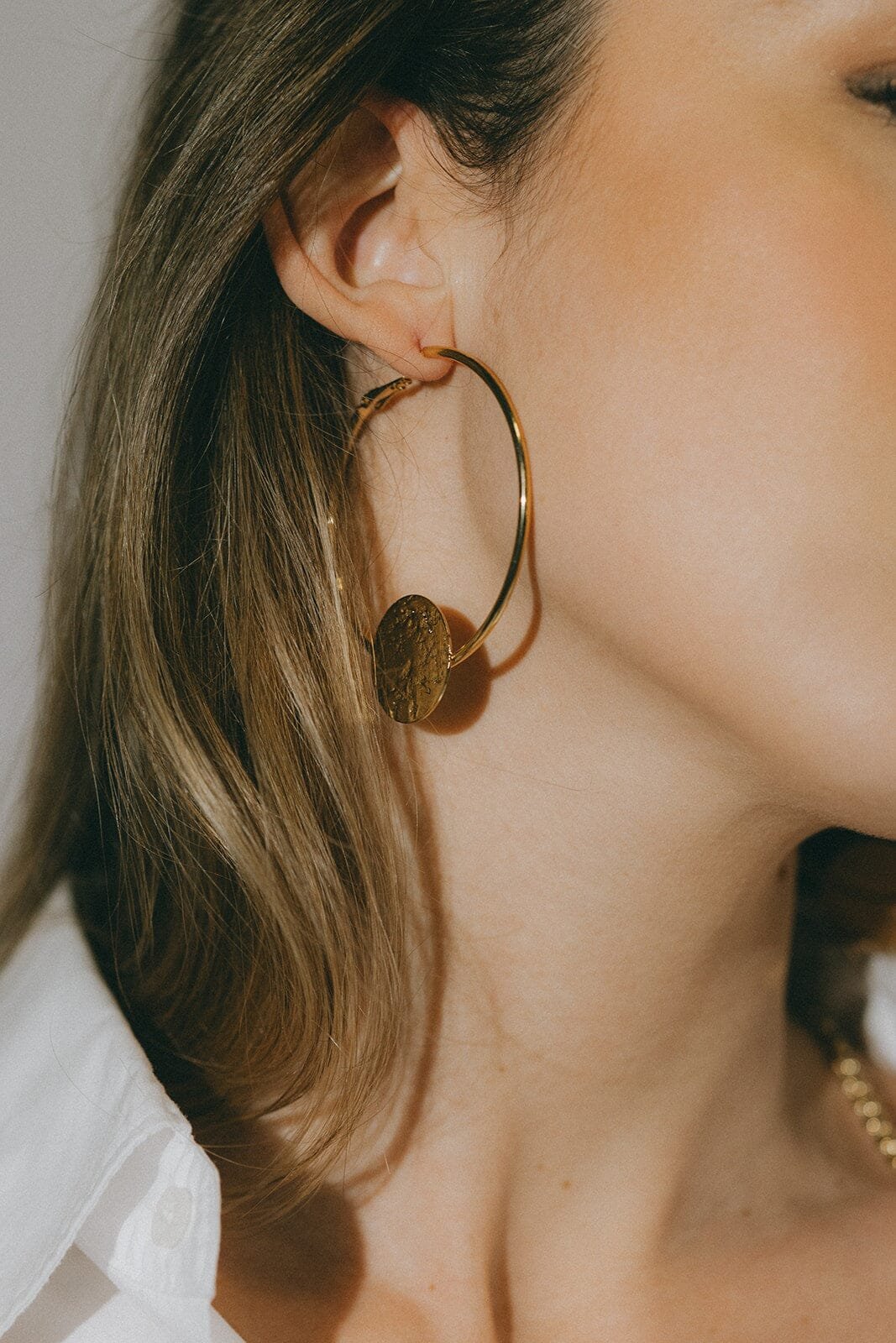 Hammered round gold-plated hoop earrings Golden