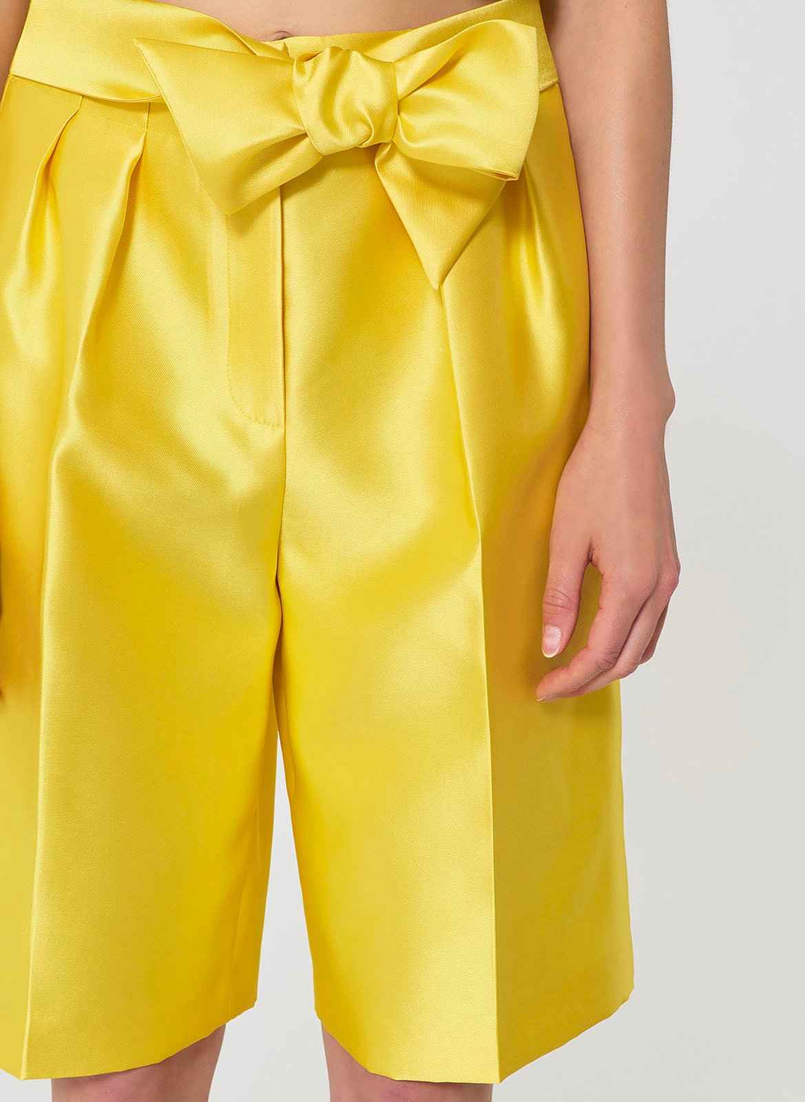 Satijnen short met hoge taille TARA JARMON Geel