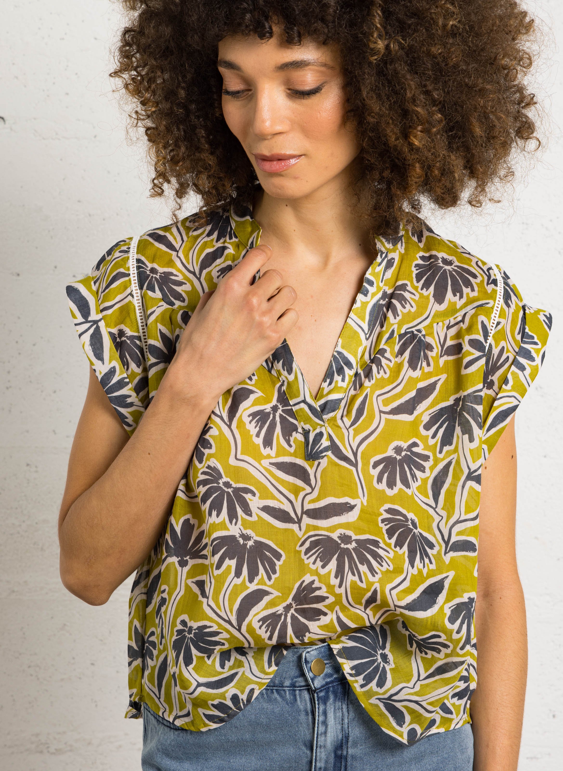 Kurzarm-Tunika mit Tunika-Kragen und Print THE KORNER Khaki