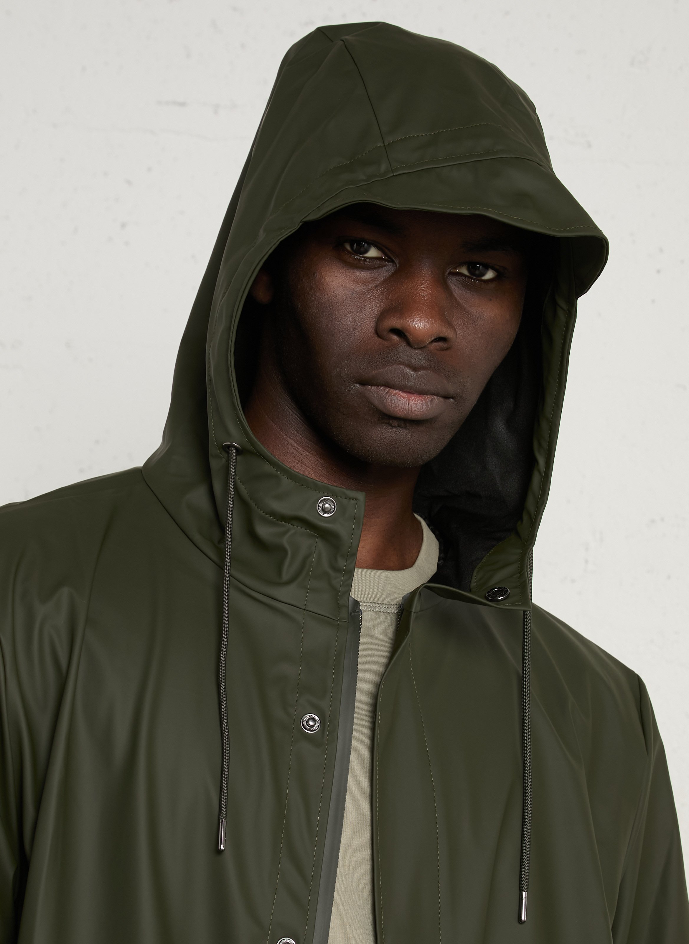 Getailleerde regenjas met opstaande kraag, rits en knopen RAINS Groen