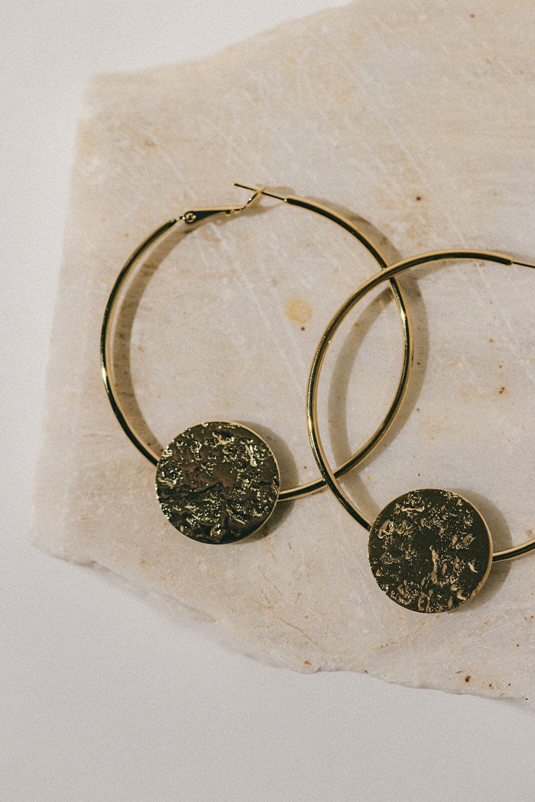 Hammered round gold-plated hoop earrings Golden