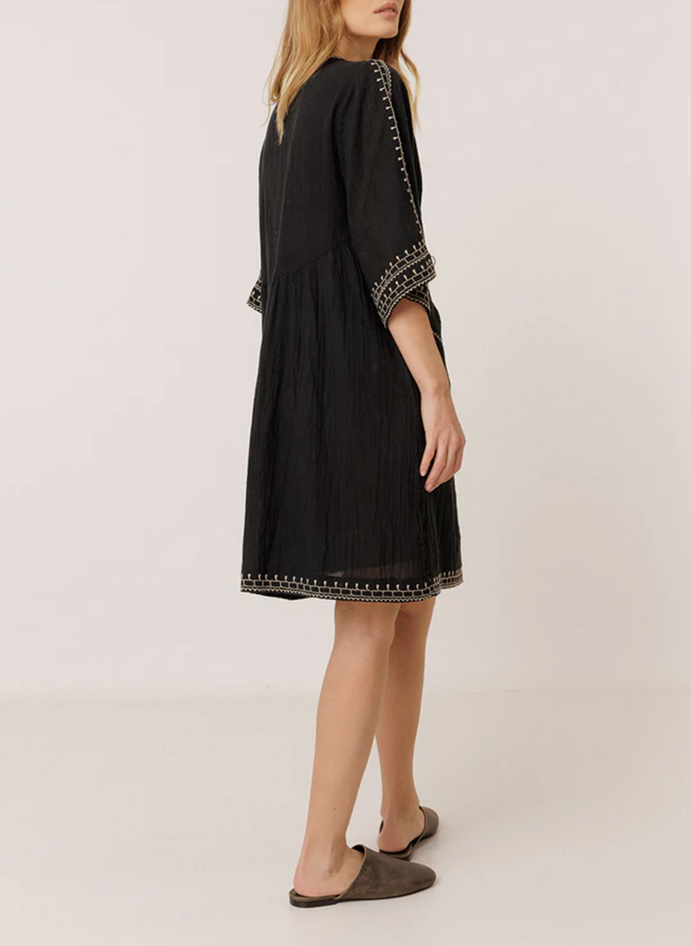 Short loose-fitting dress with embroidered detail INDI & COLD Black