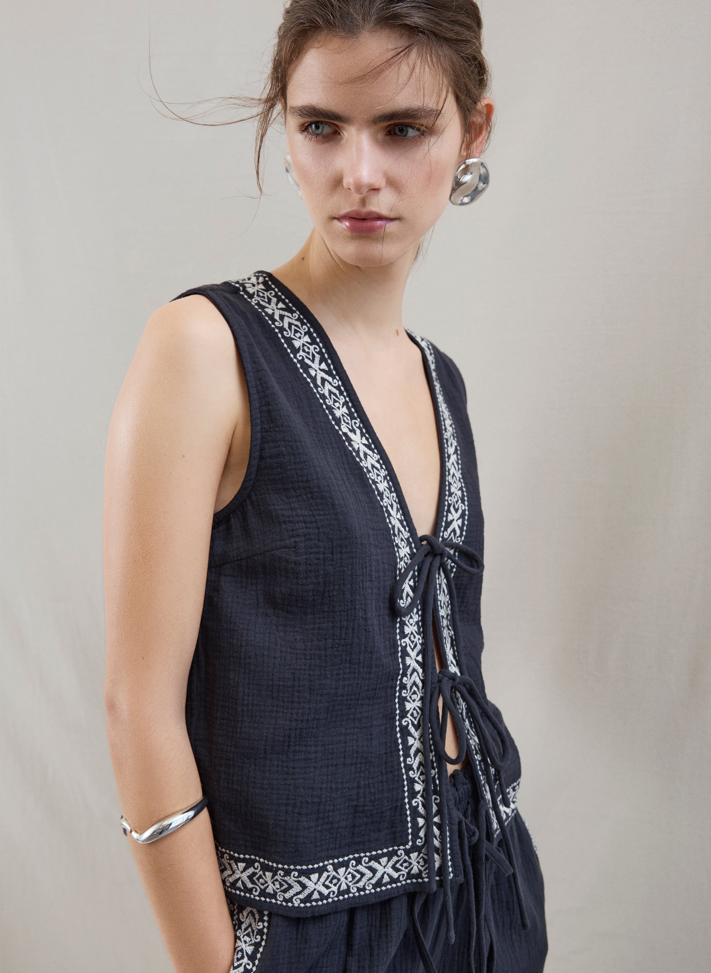 Gerade geschnittene Weste mit V-Ausschnitt aus Bio-Baumwolle, bestickt. VILA Schwarz