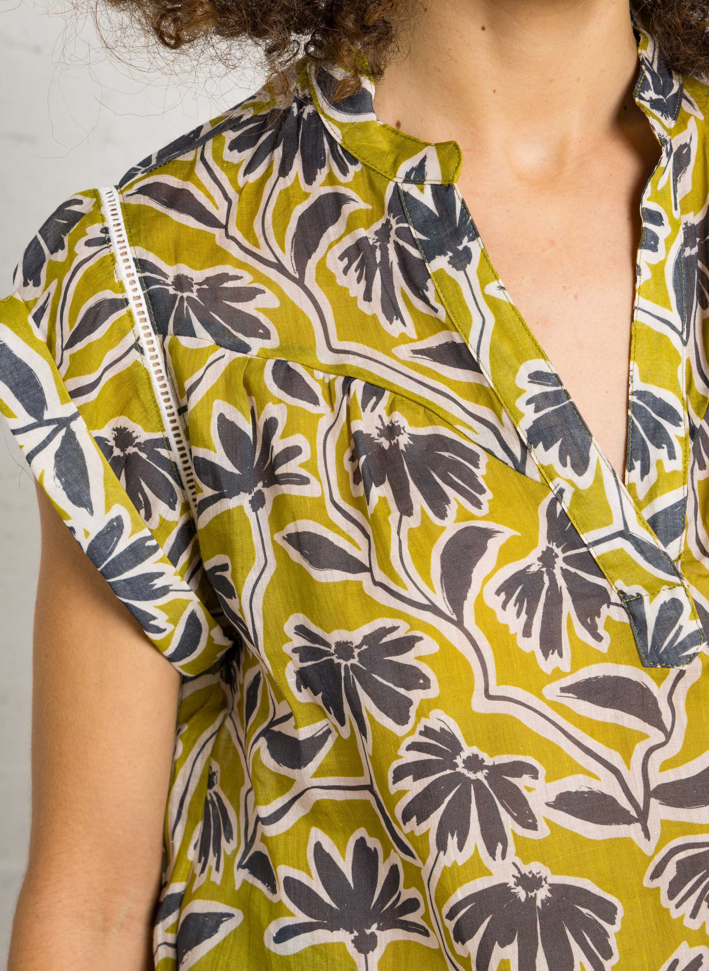 Kurzarm-Tunika mit Tunika-Kragen und Print THE KORNER Khaki