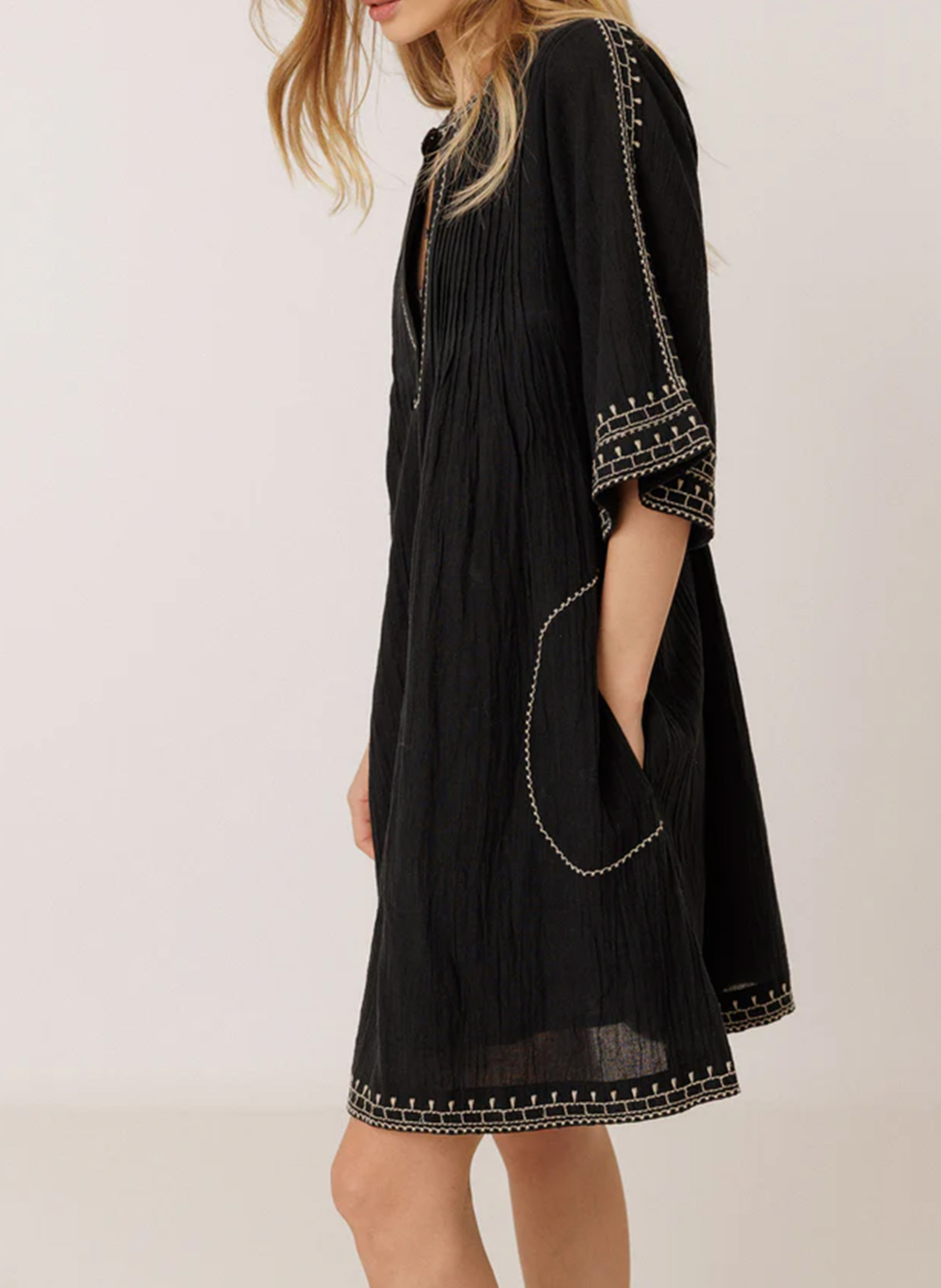 Short loose-fitting dress with embroidered detail INDI & COLD Black