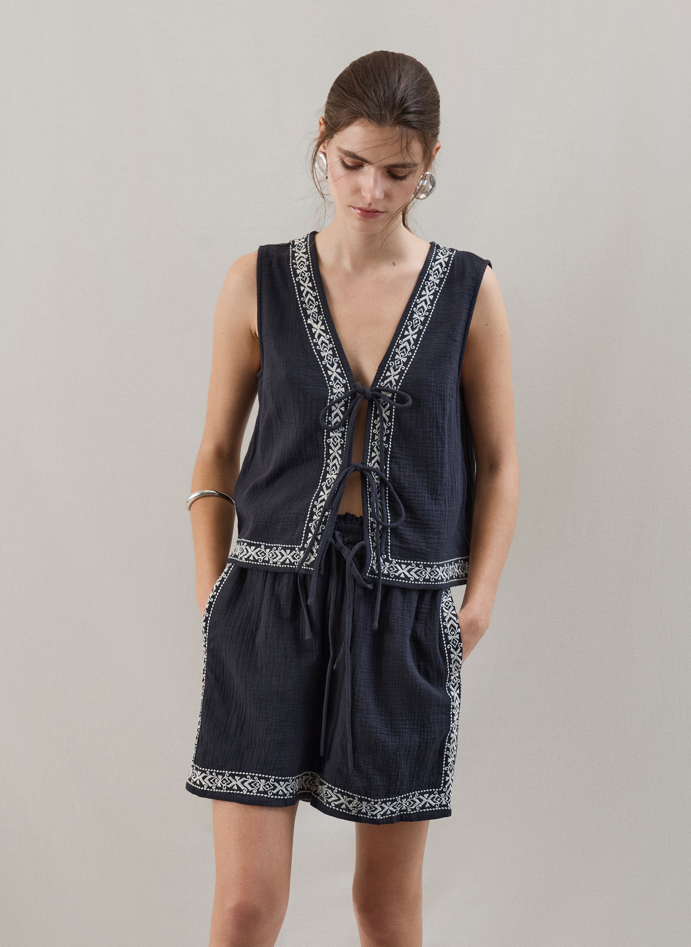 Gerade geschnittene Weste mit V-Ausschnitt aus Bio-Baumwolle, bestickt. VILA Schwarz