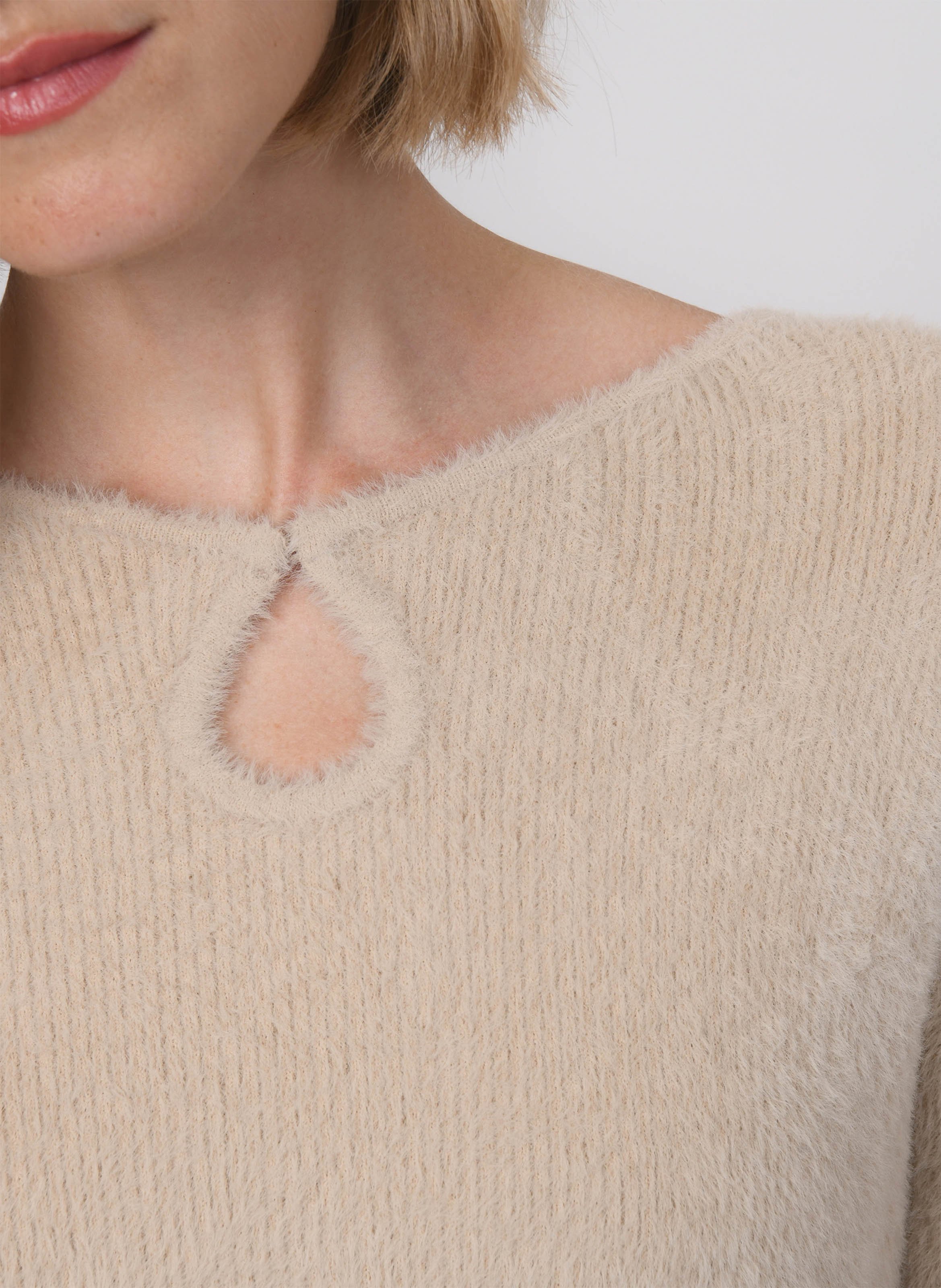 Gerade geschnittener Rundhalspullover aus flauschigem Strick KOOKAI Beige