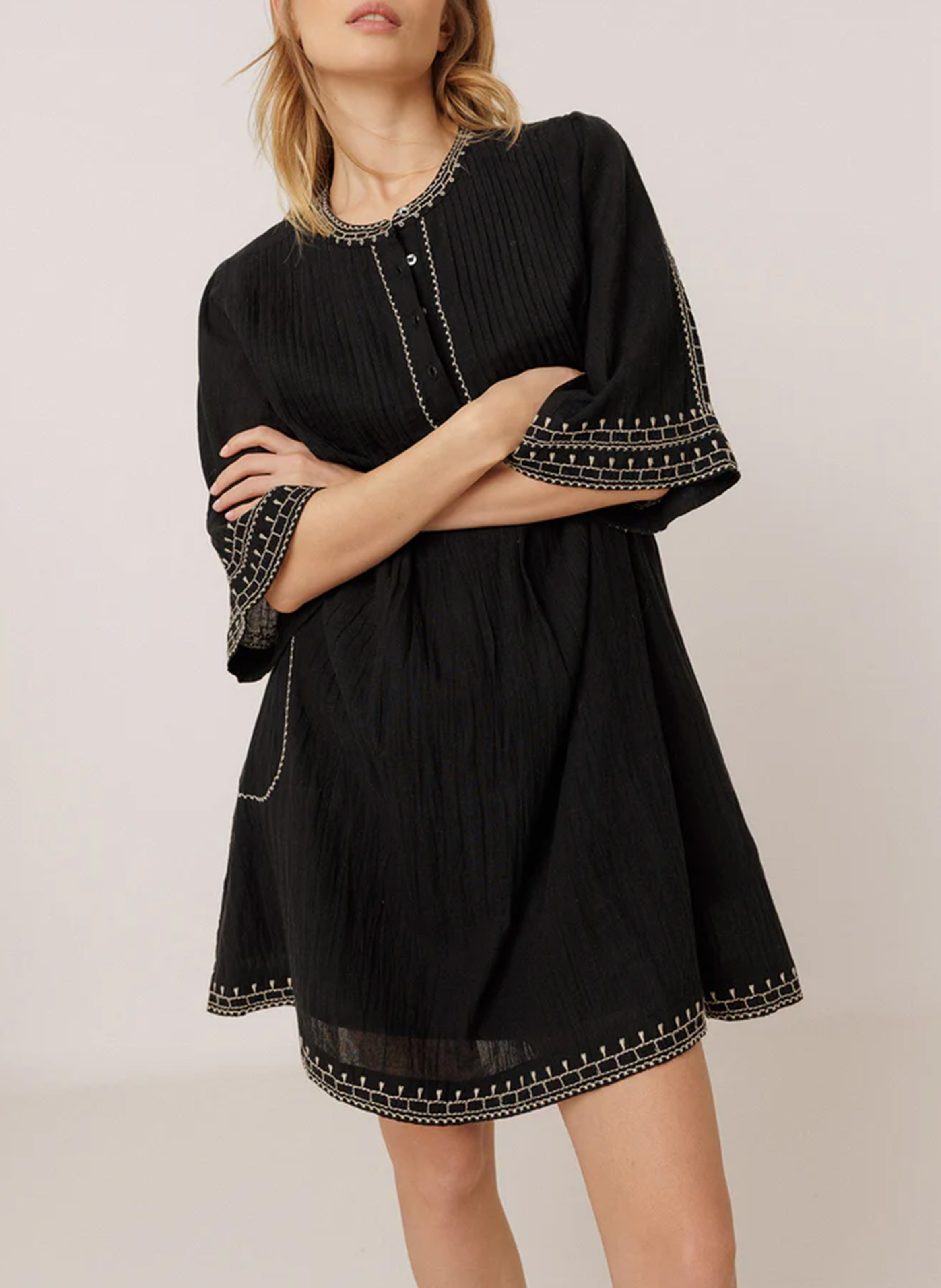 Short loose-fitting dress with embroidered detail INDI & COLD Black
