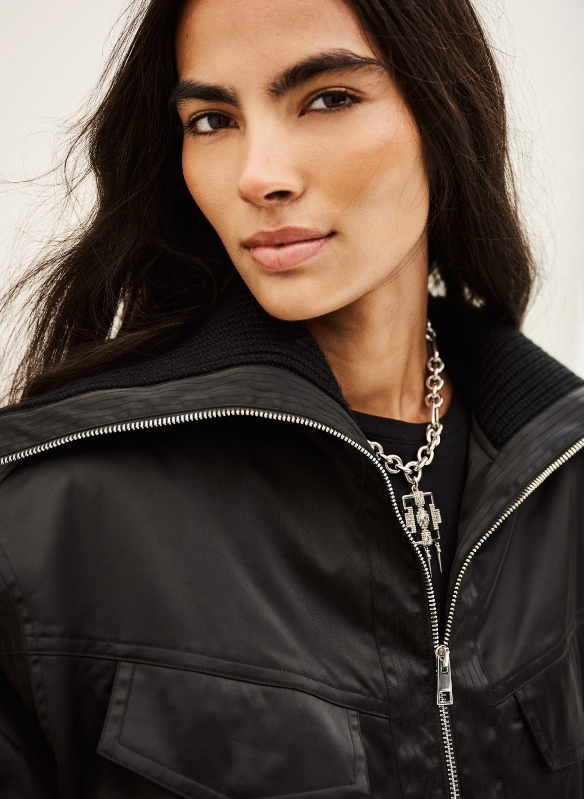 Taillierte Jacke mit Stehkragen und Reißverschluss BA&SH Schwarz