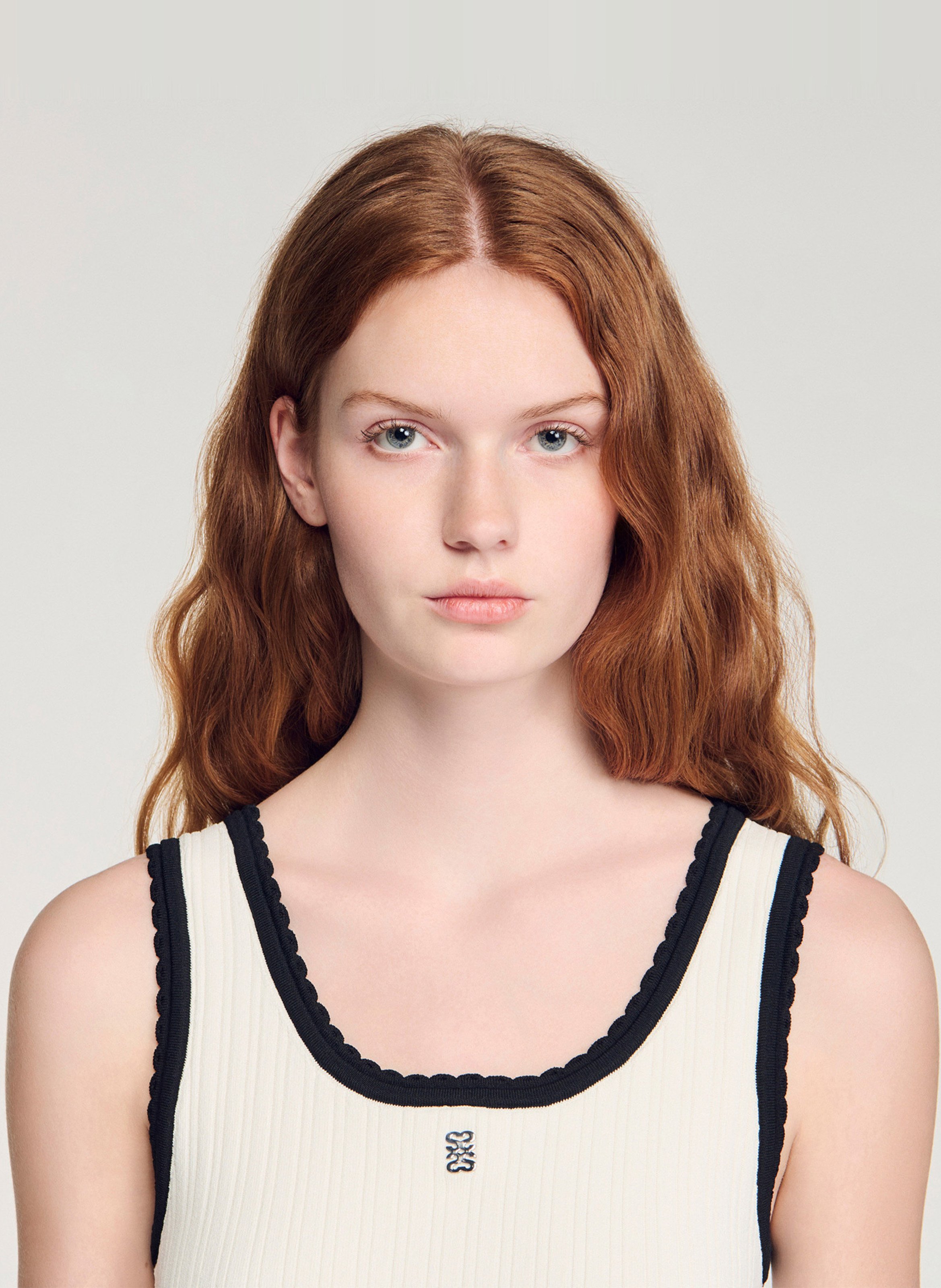 Robe courte ajustée en maille SANDRO Noir