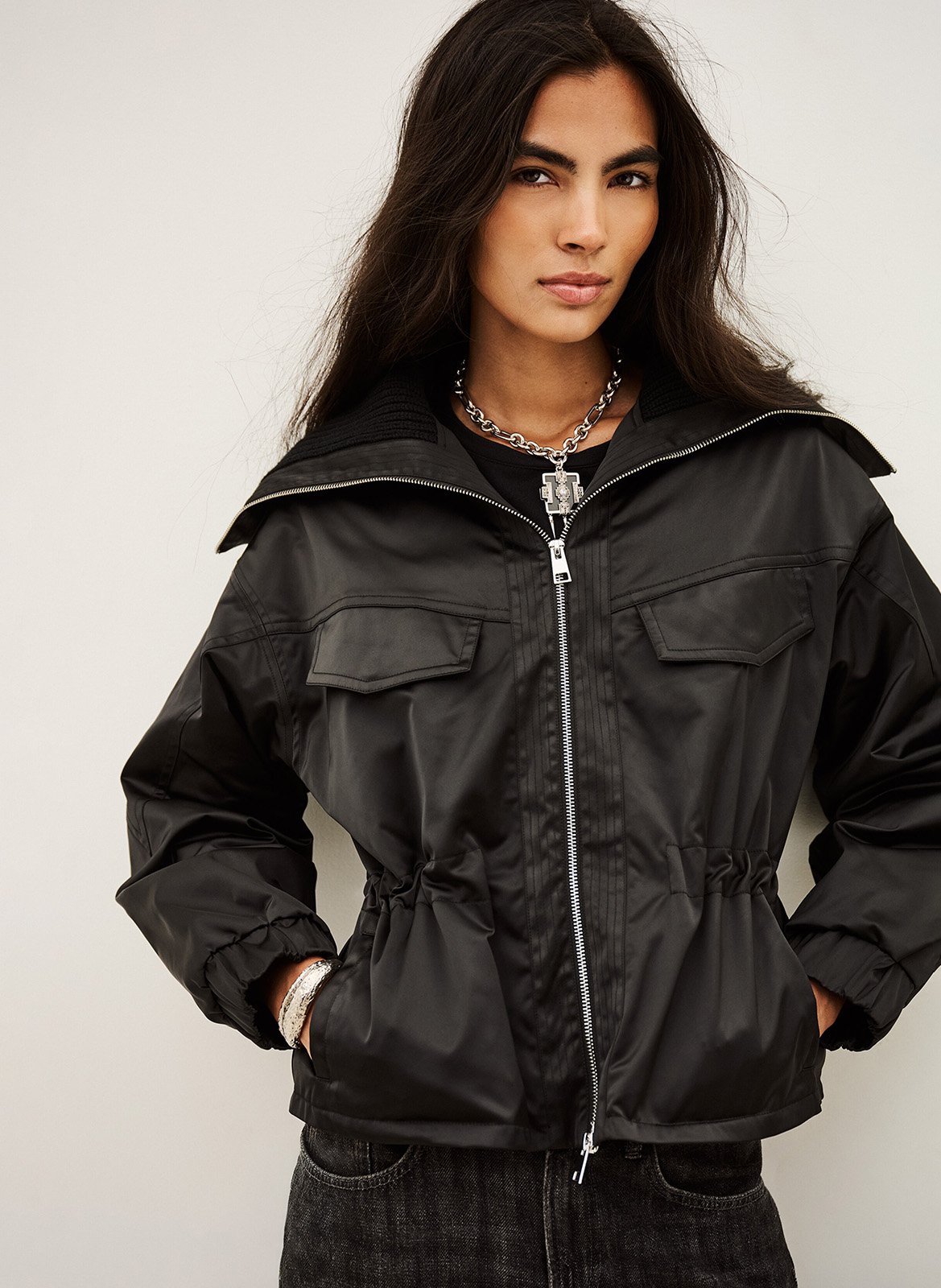 Taillierte Jacke mit Stehkragen und Reißverschluss BA&SH Schwarz