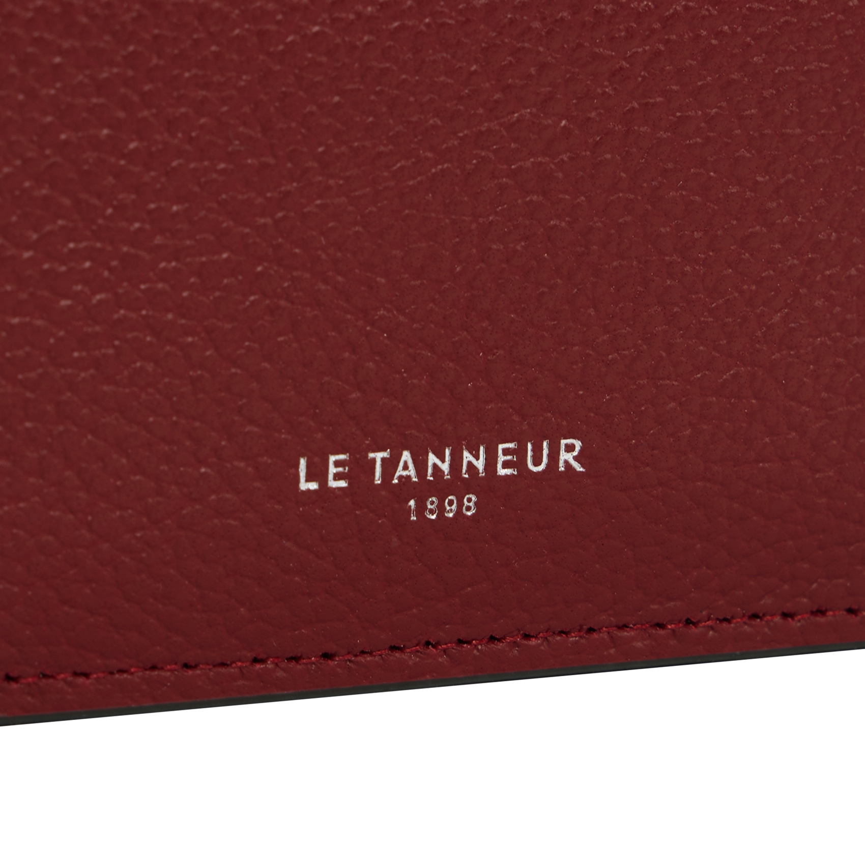 - 100% leather, - 6 cardholder slots, - 1 central compartment, - Size: L10 x H7 cm. LE TANNEUR Red