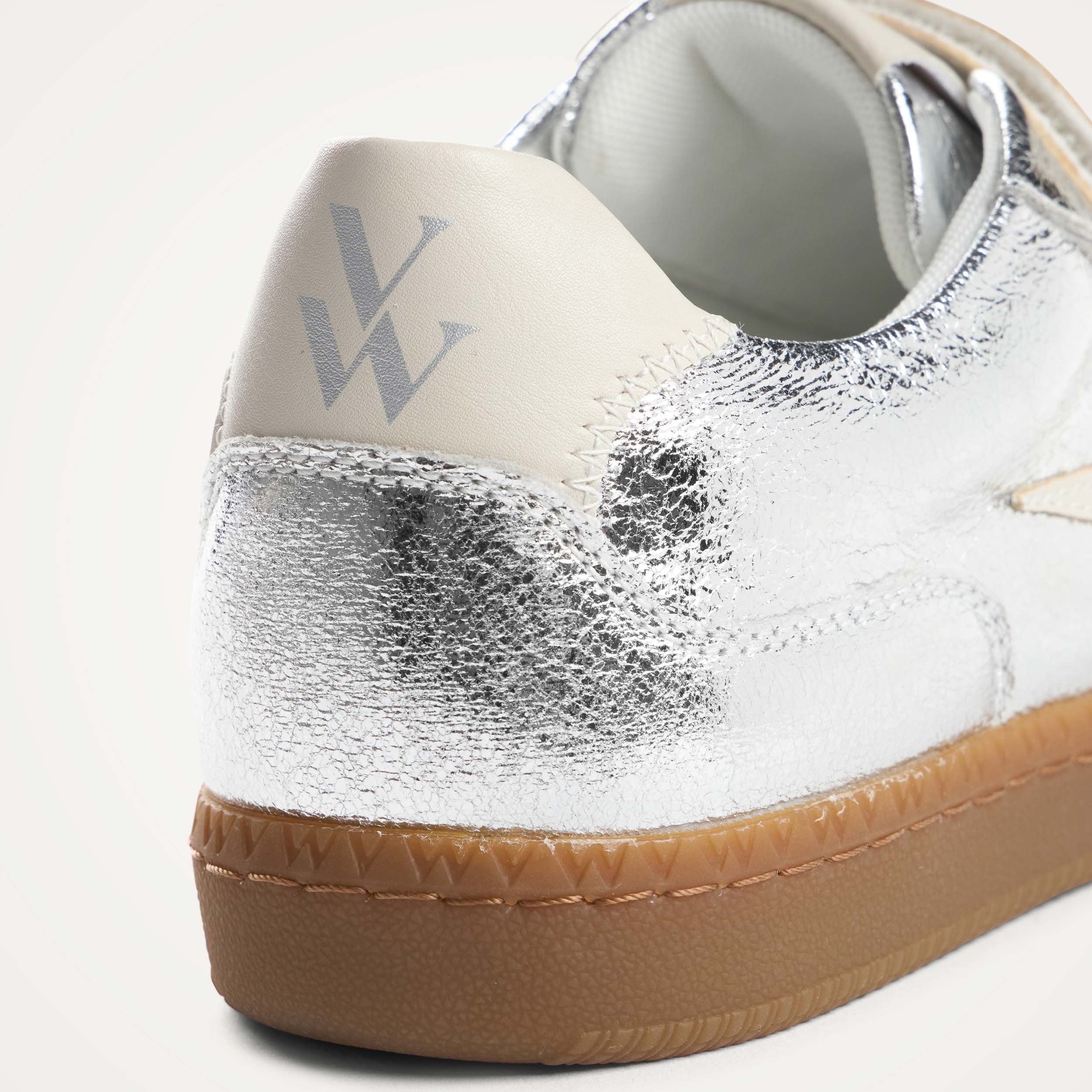 Baskets basses rétro et métallisées VANESSA WU Argent