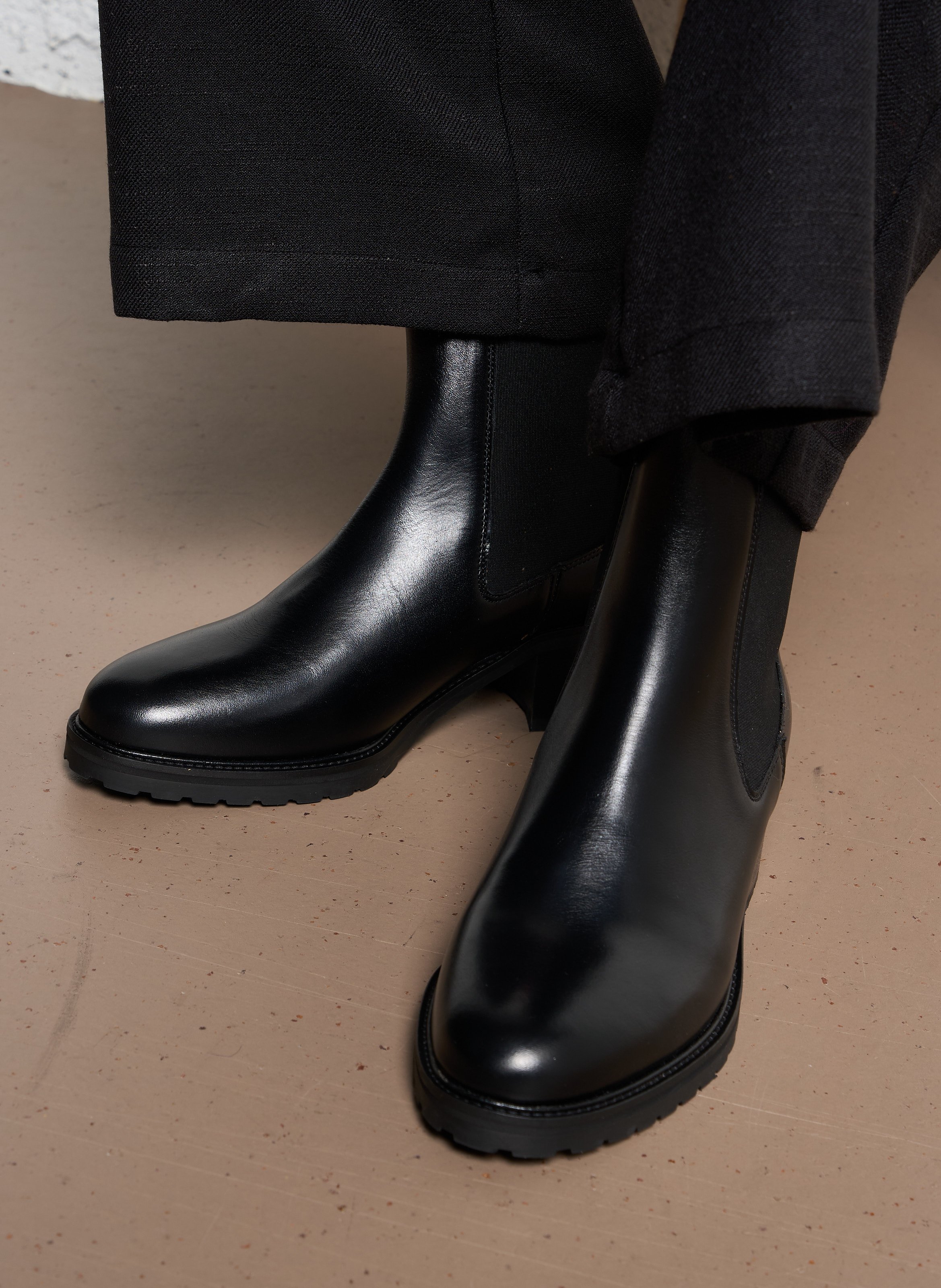 Effen leren enkellaarzen met textuur MAISON TOUFET Zwart