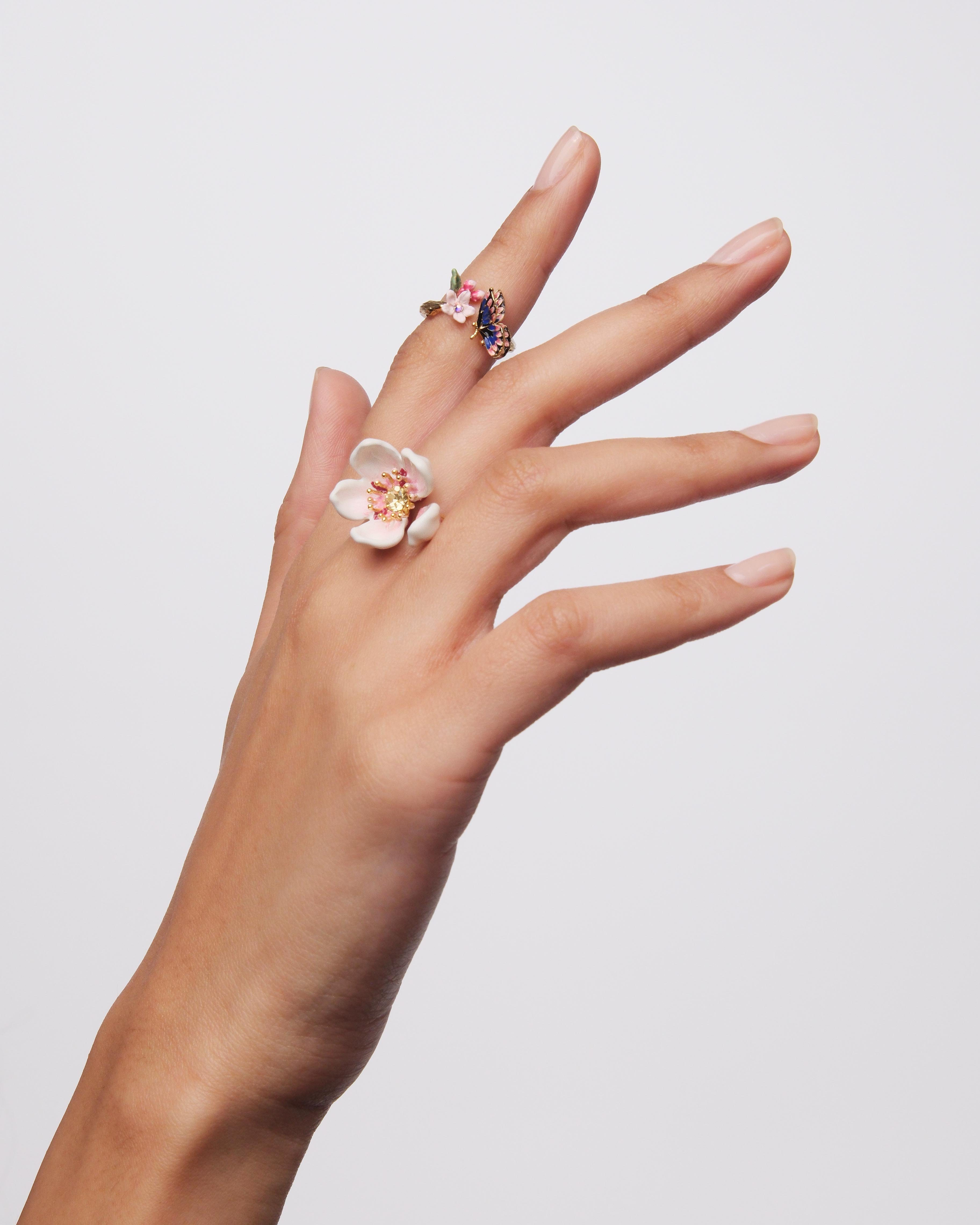 Adjustable ring with Japanese flower and petal LES NEREIDES White