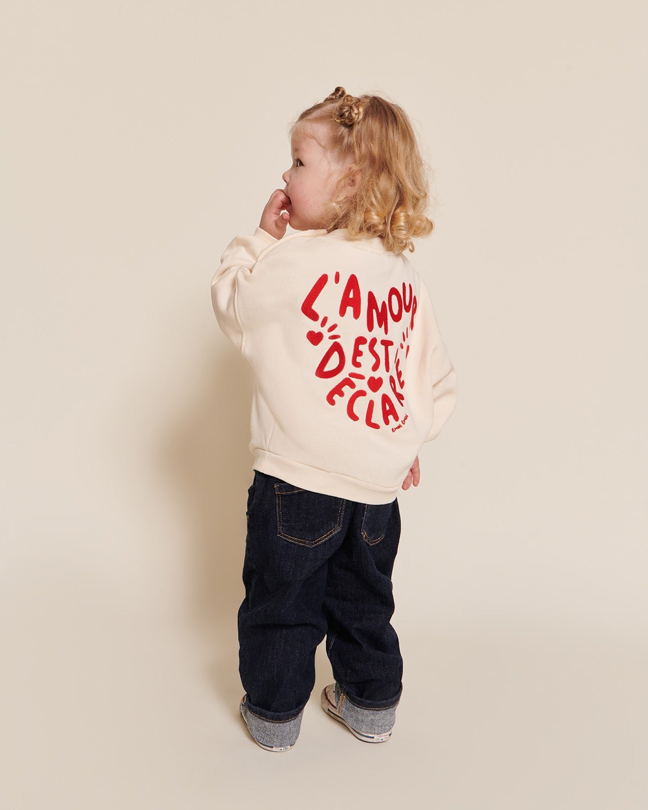 The "Love Declaration" sweatshirt is made of organic cotton. EMOI EMOI White
