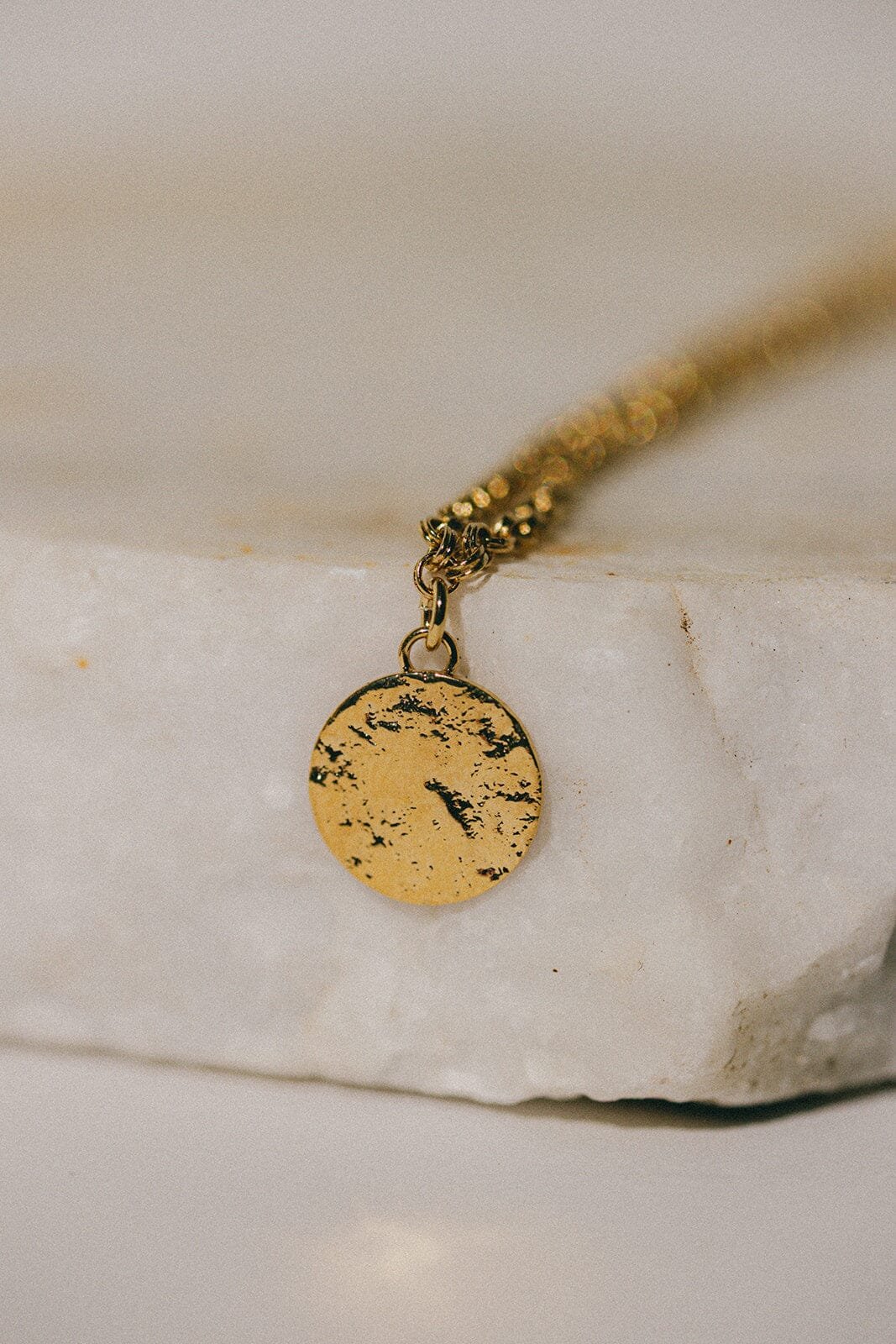 Hammered round gold-plated necklace Golden