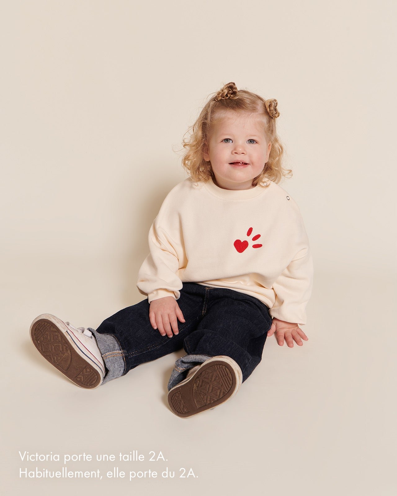 The "Love Declaration" sweatshirt is made of organic cotton. EMOI EMOI White