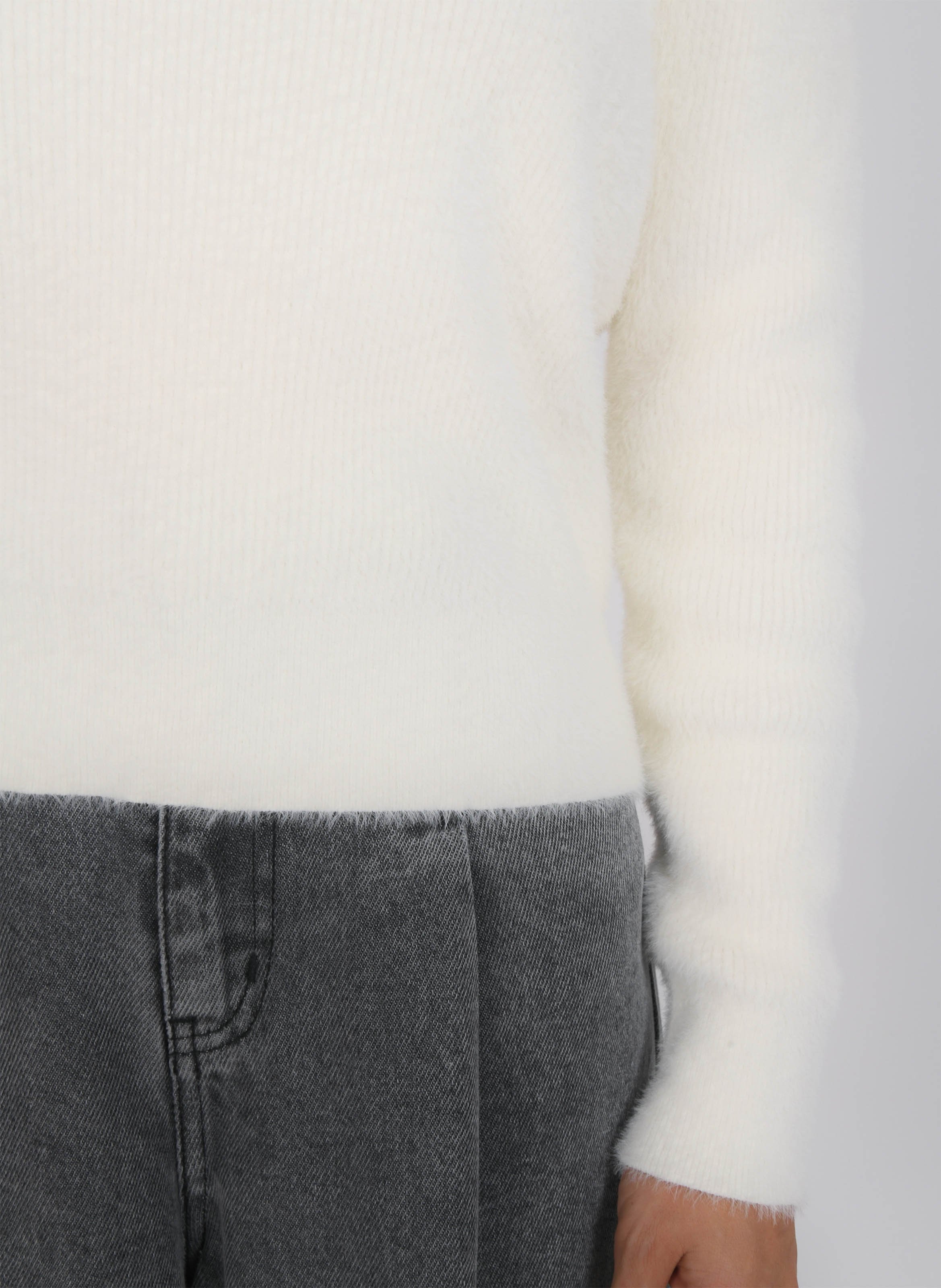 Gerade geschnittener Rundhalspullover aus flauschigem Strick KOOKAI Weiss