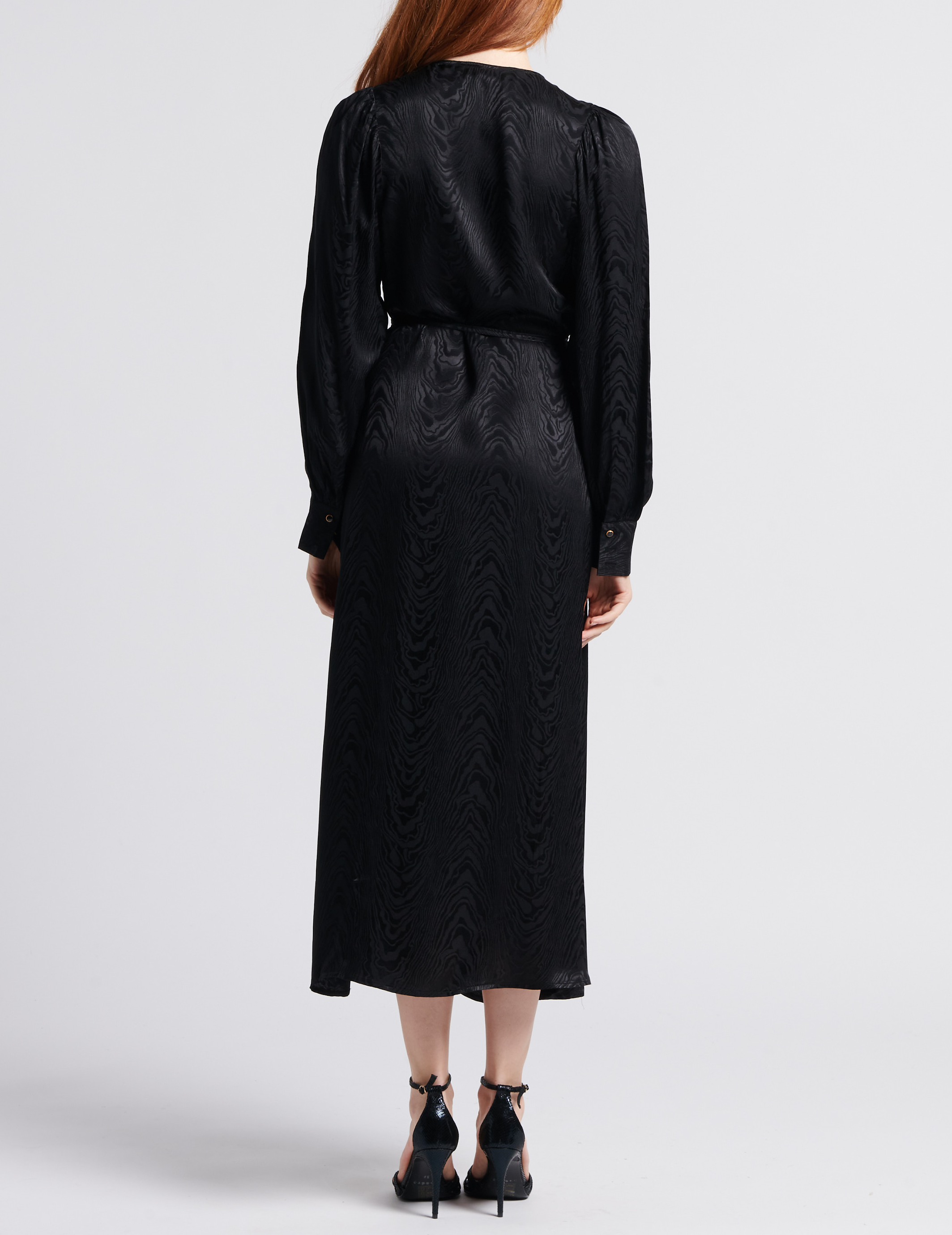 Lange wikkeljurk met satijnglans LA PETITE ETOILE Zwart