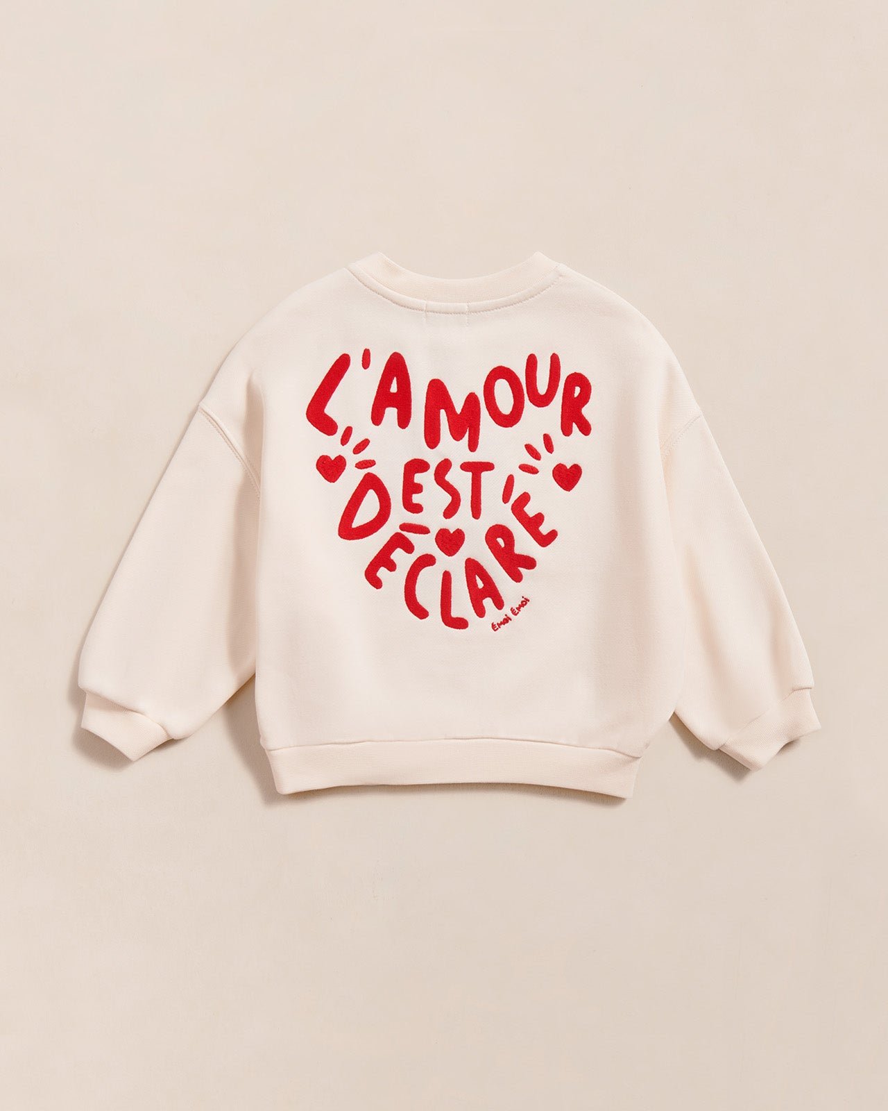 The "Love Declaration" sweatshirt is made of organic cotton. EMOI EMOI White