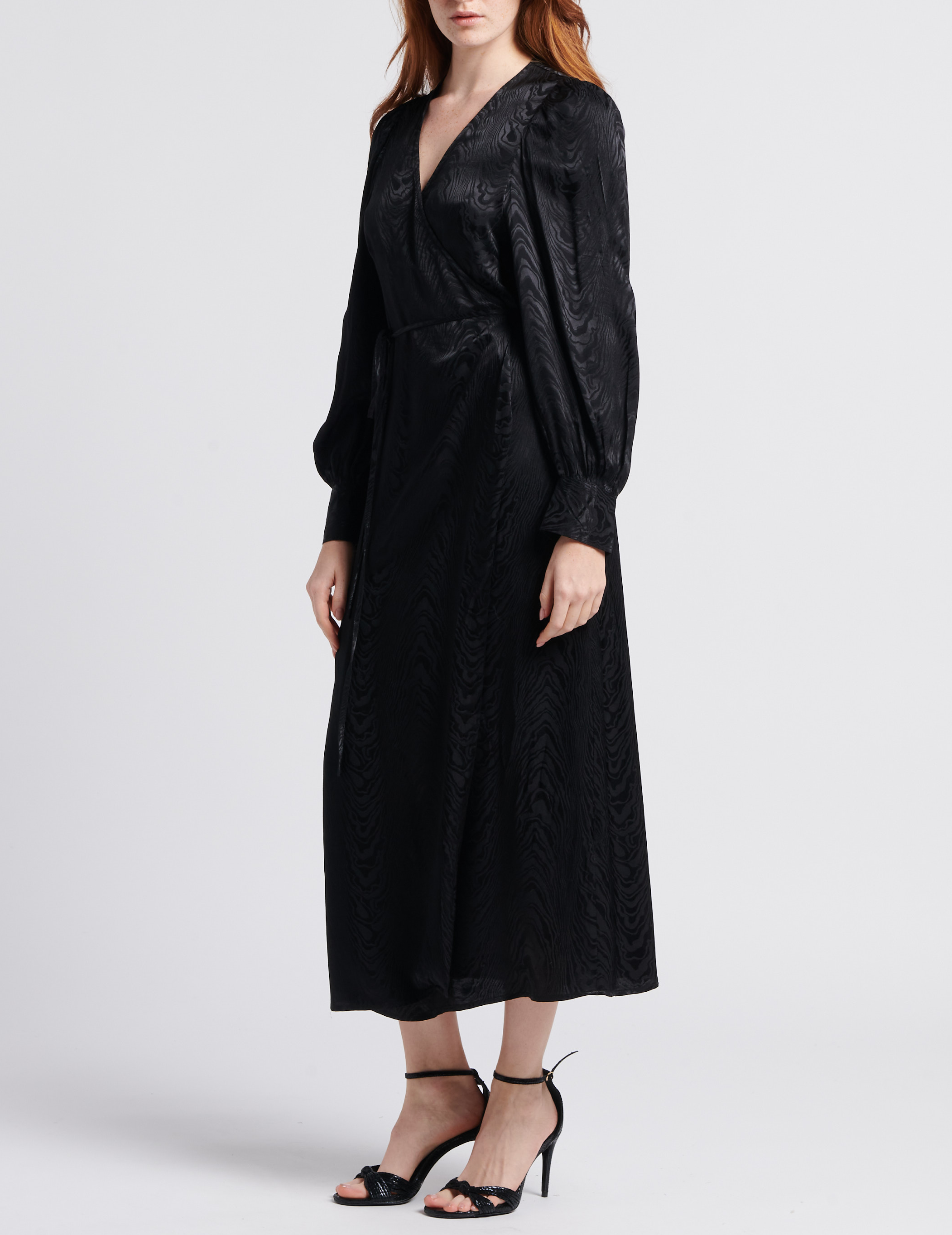 Lange wikkeljurk met satijnglans LA PETITE ETOILE Zwart