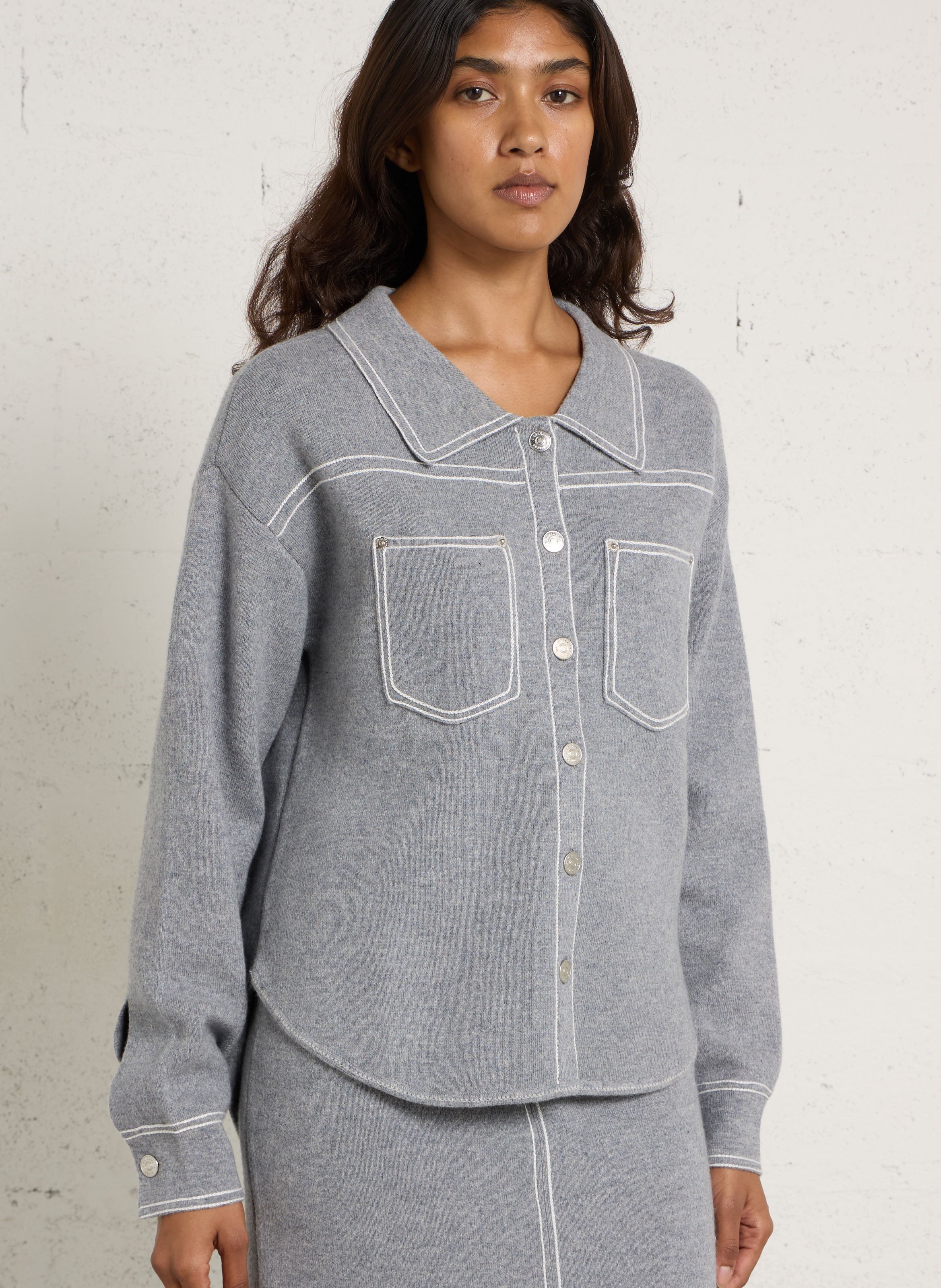 Weiter Cardigan aus Wolle mit Ziernähten BERENICE Grau