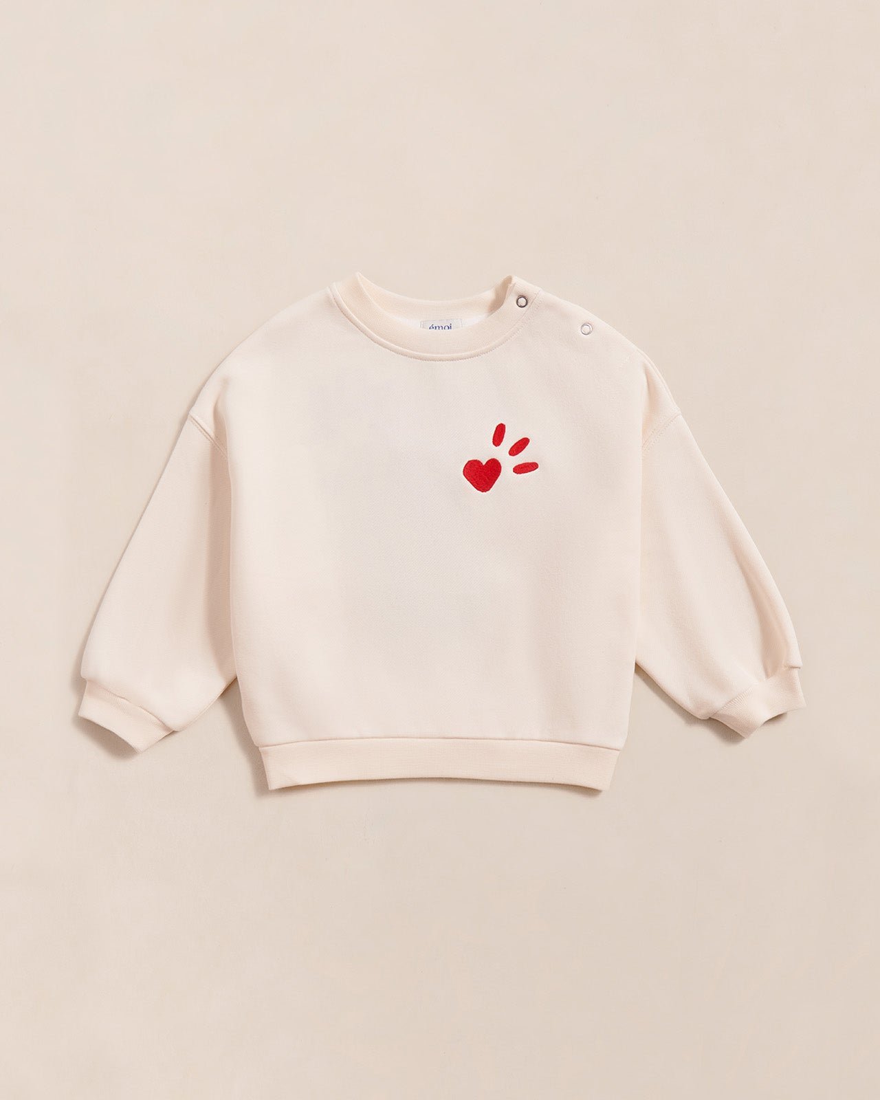 The "Love Declaration" sweatshirt is made of organic cotton. EMOI EMOI White