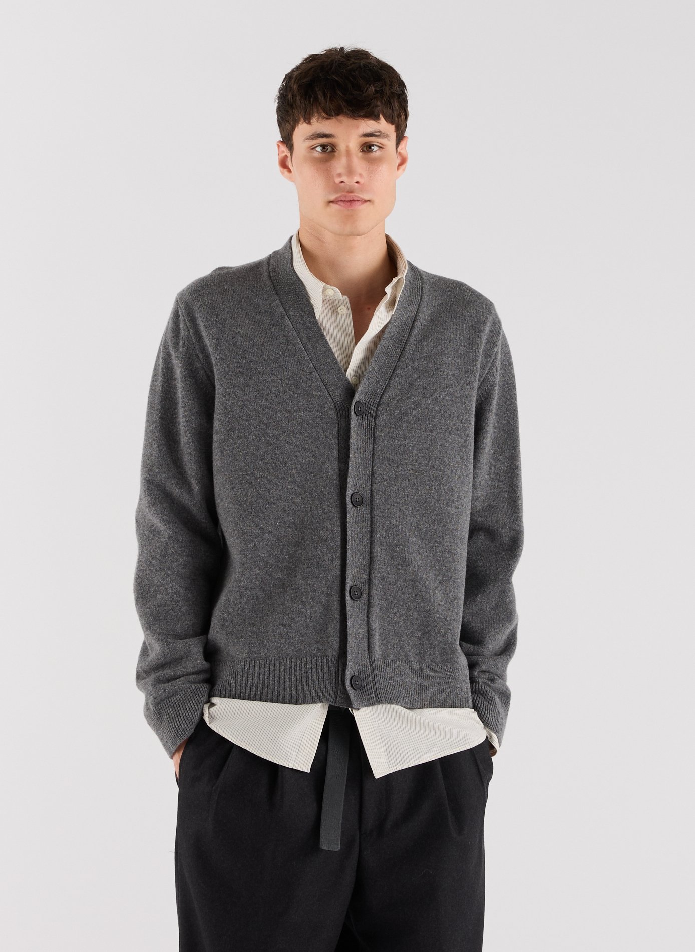 Einfarbiger V-Ausschnitt-Cardigan aus Wolle SAISON 1865 Grau