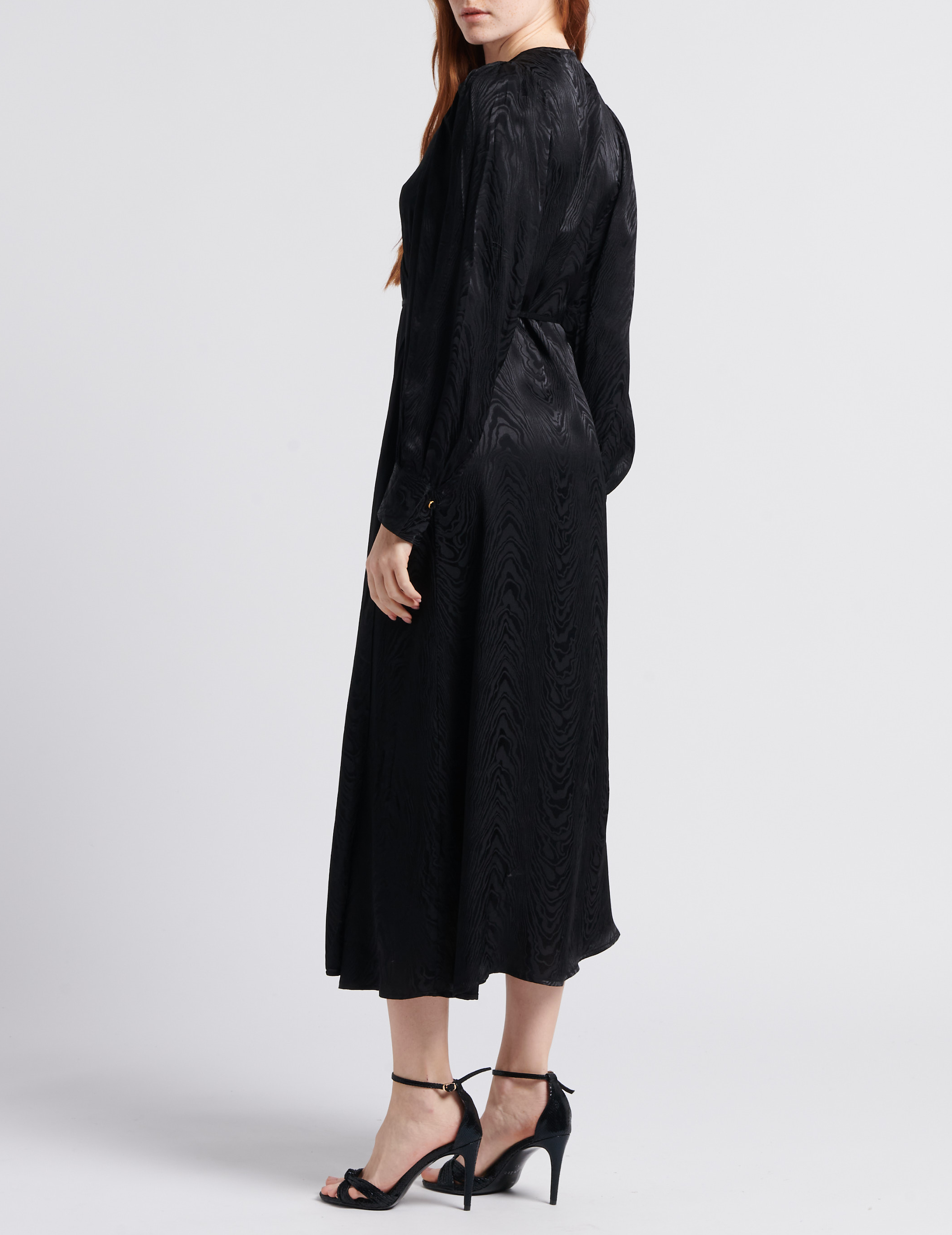 Lange wikkeljurk met satijnglans LA PETITE ETOILE Zwart