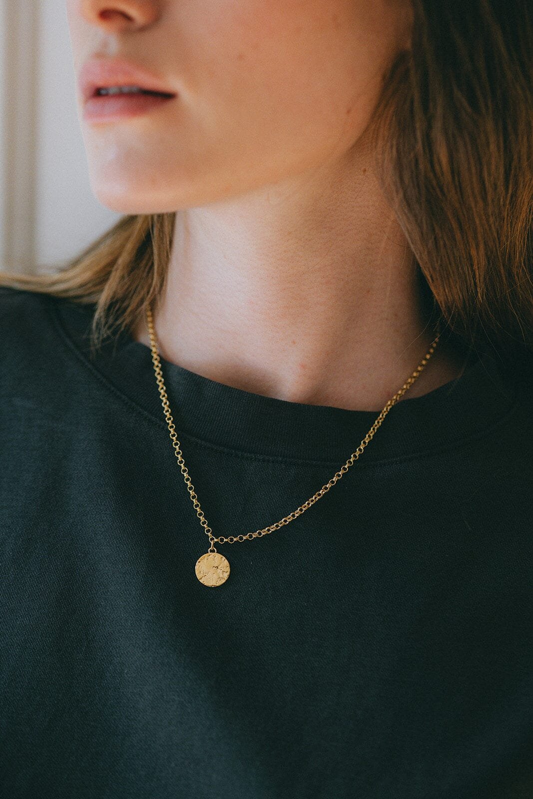 Hammered round gold-plated necklace Golden