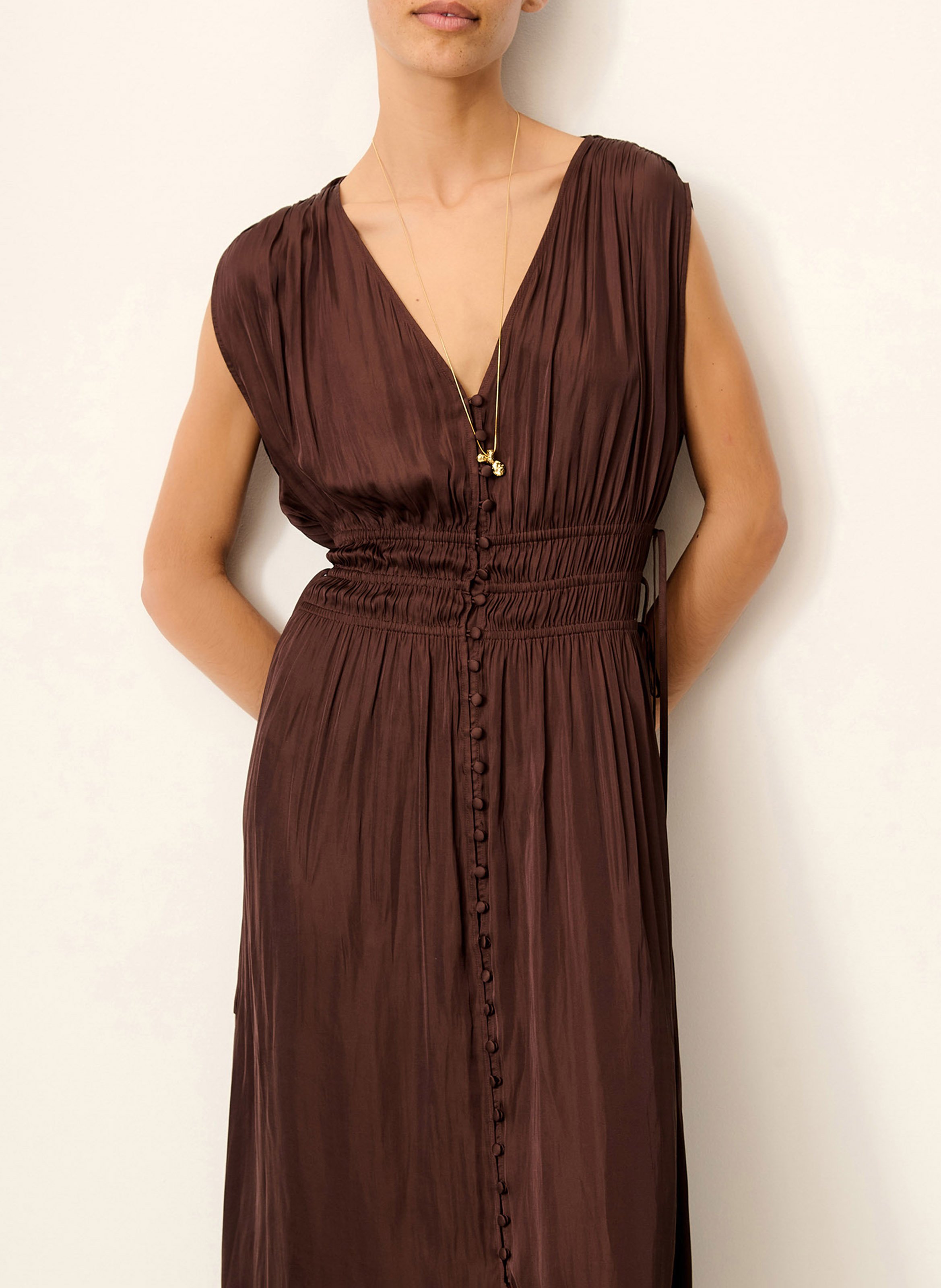 Ärmelloses langes Kleid mit Knopfleiste SESSUN Braun