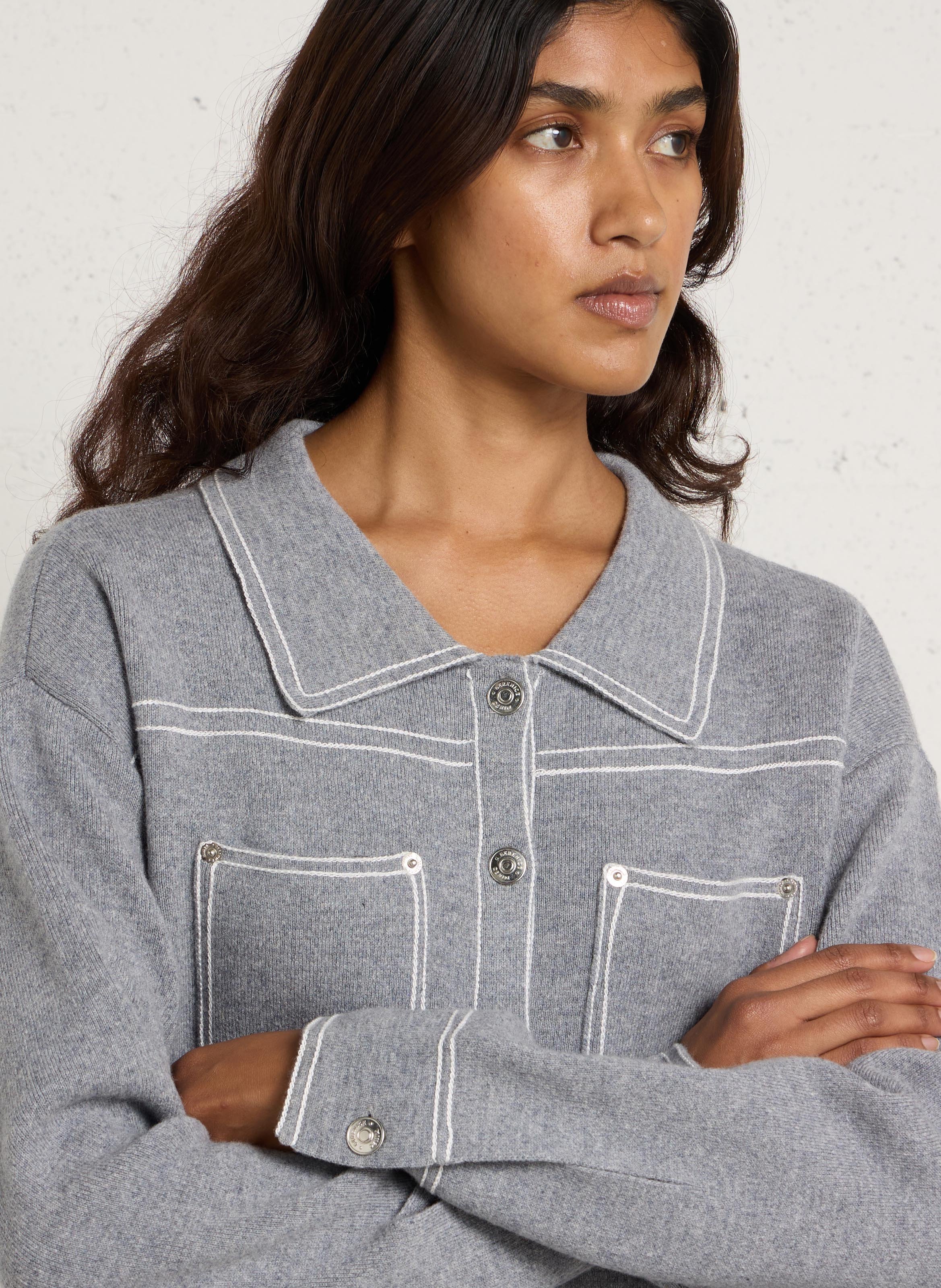 Weiter Cardigan aus Wolle mit Ziernähten BERENICE Grau