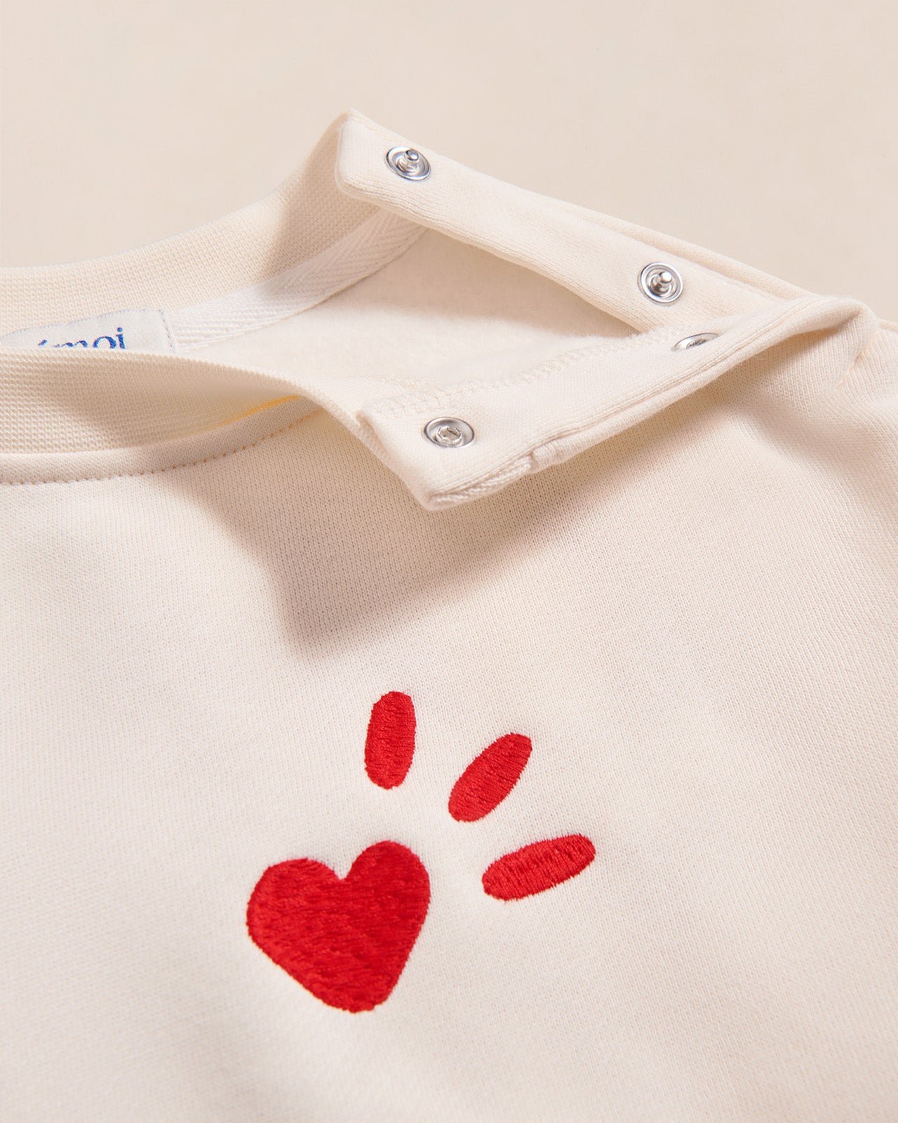 The "Love Declaration" sweatshirt is made of organic cotton. EMOI EMOI White