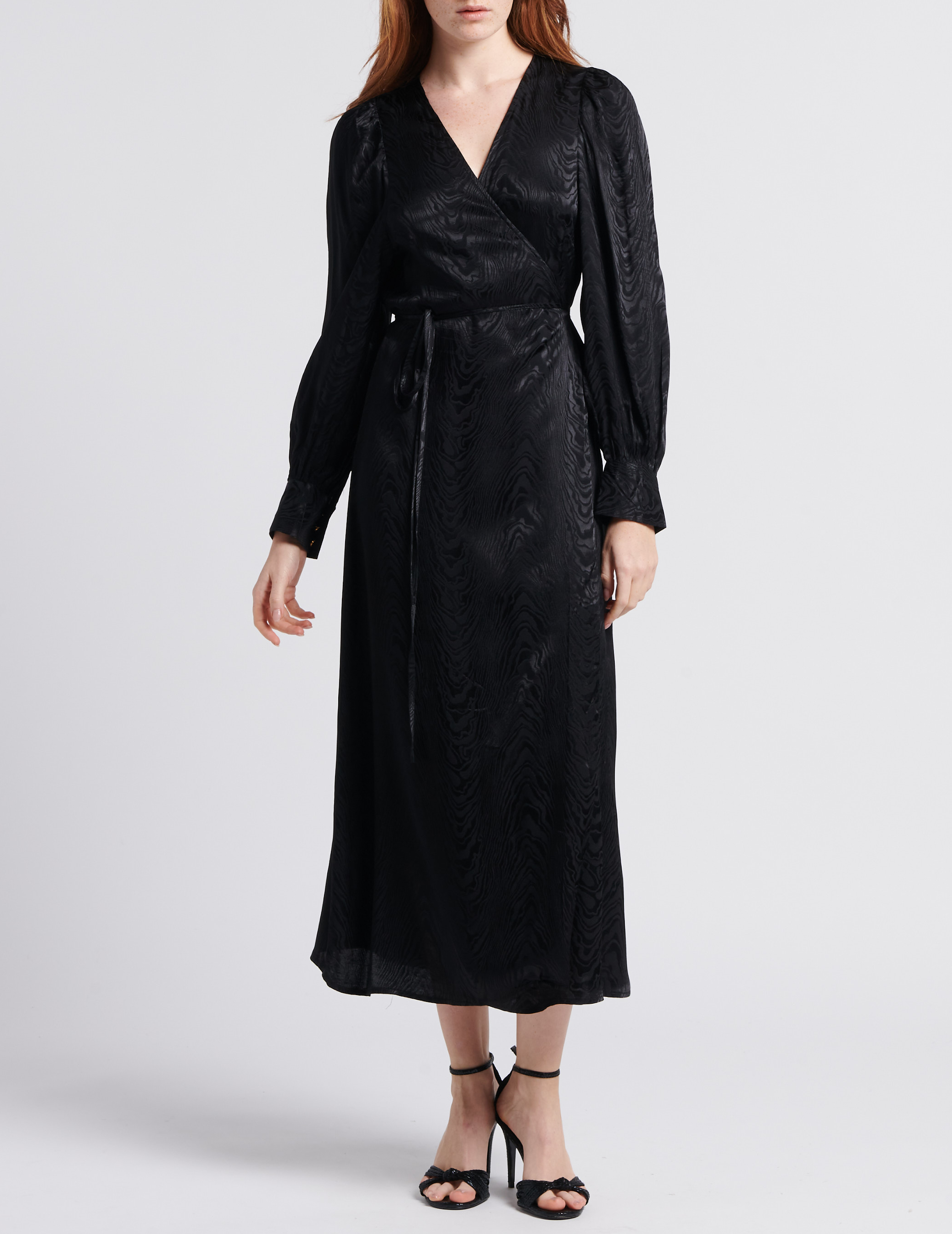 Lange wikkeljurk met satijnglans LA PETITE ETOILE Zwart