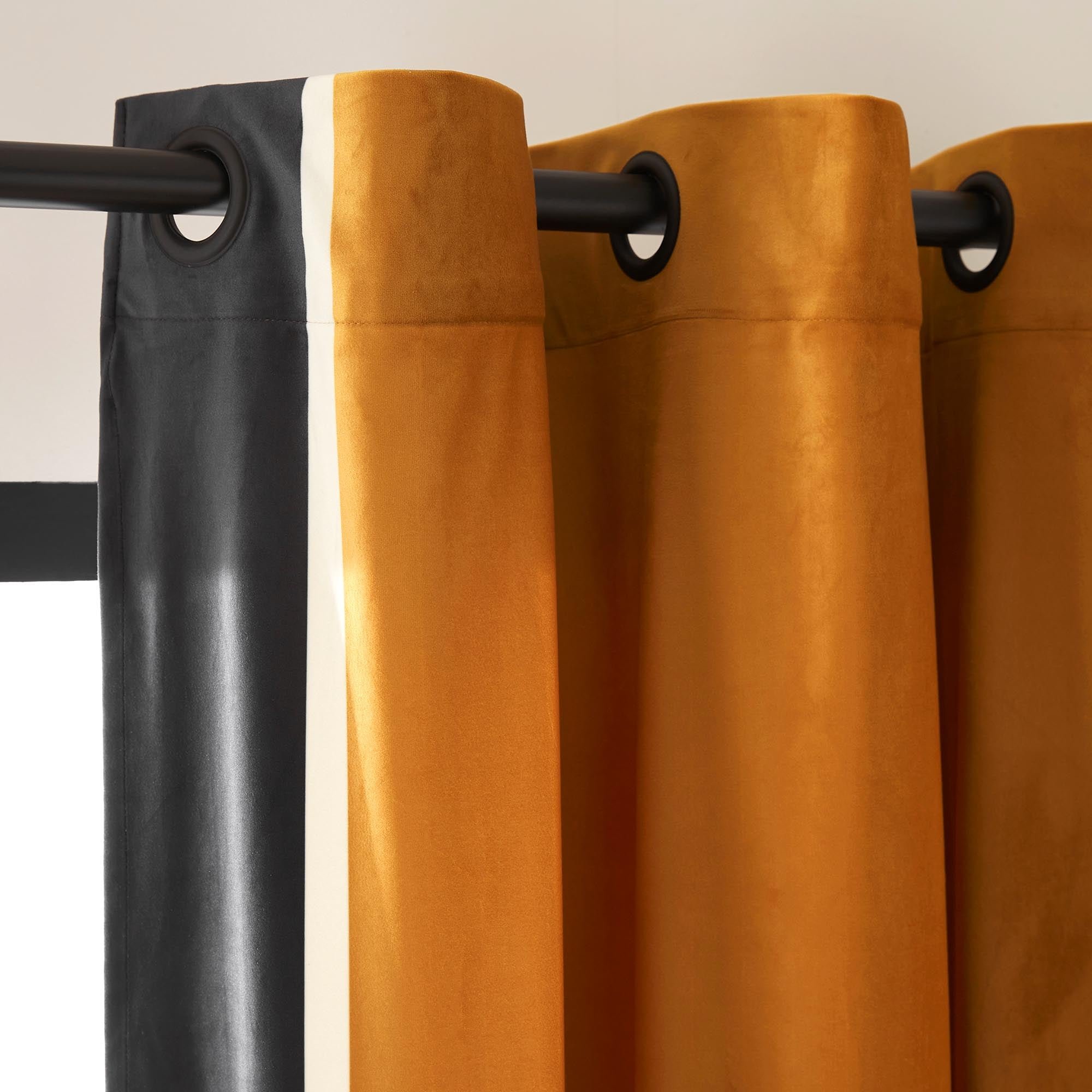 Curtain with black eyelets MADURA