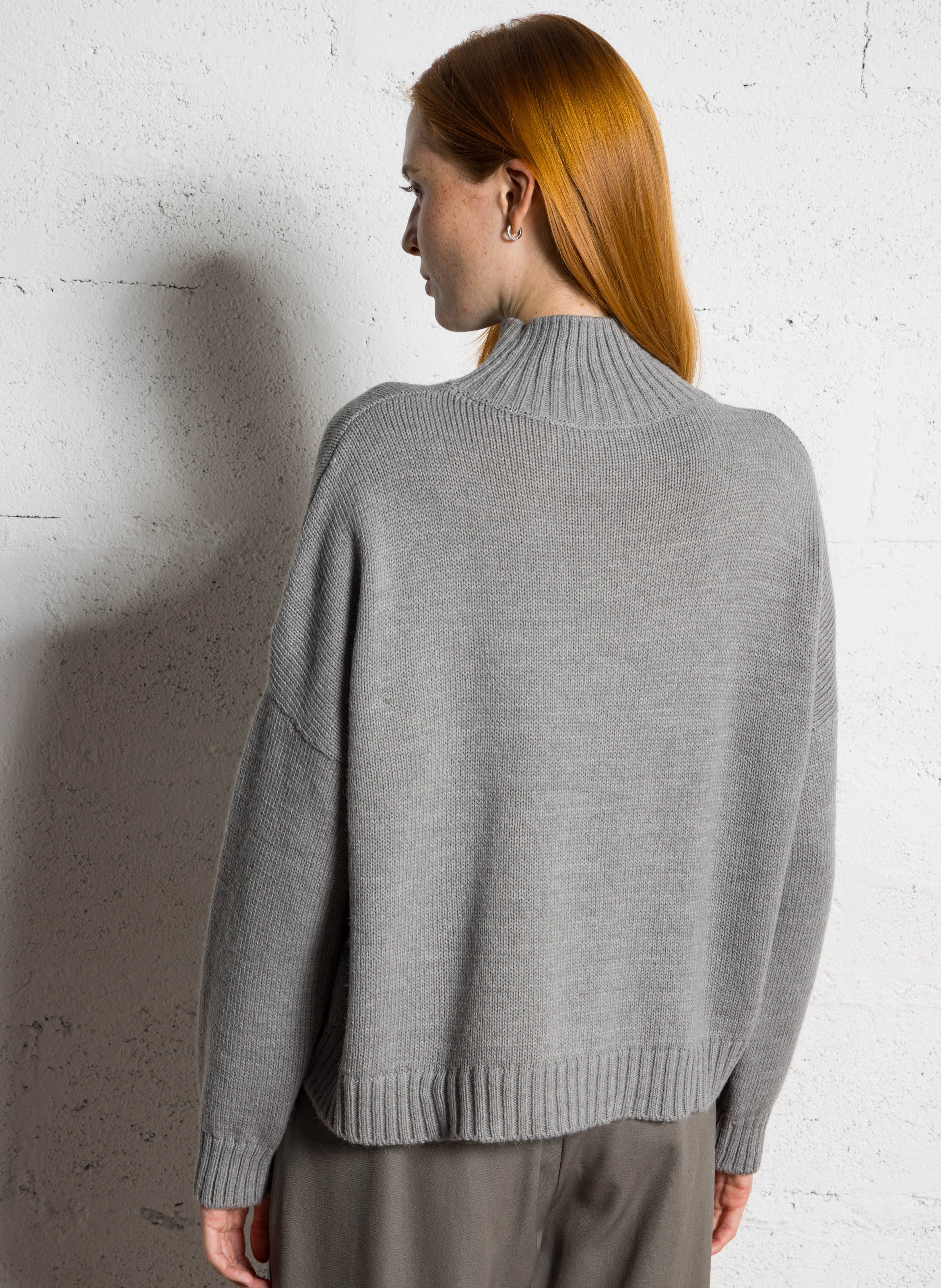 Weiter Pullover mit hohem Rollkragen aus Alpakamischung MASSCOB Silber