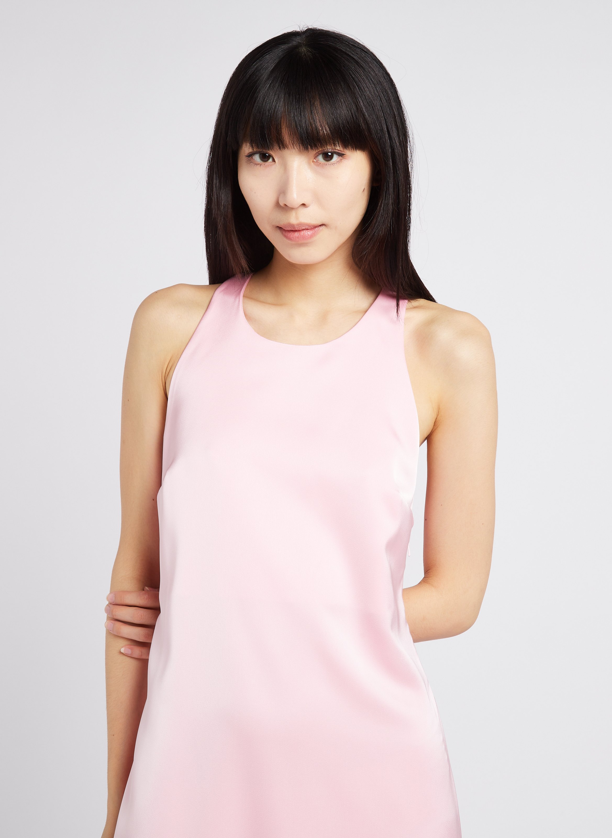 Lange, nauwsluitende, satijnachtige jurk met ronde hals COLLECTORS CLUB Roze